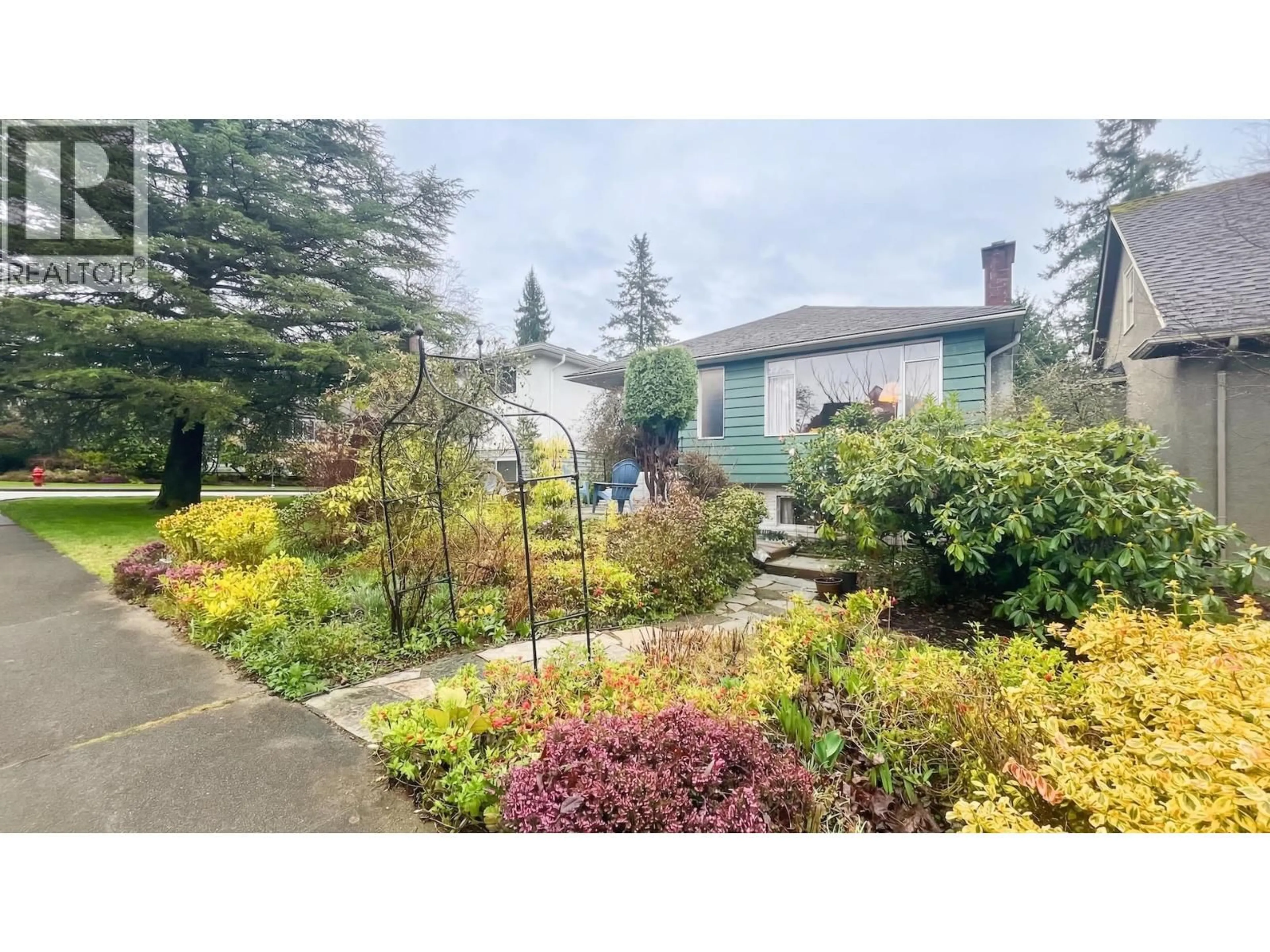 A pic from outside/outdoor area/front of a property/back of a property/a pic from drone, street for 2810 31ST AVENUE, Vancouver British Columbia V6L2A2