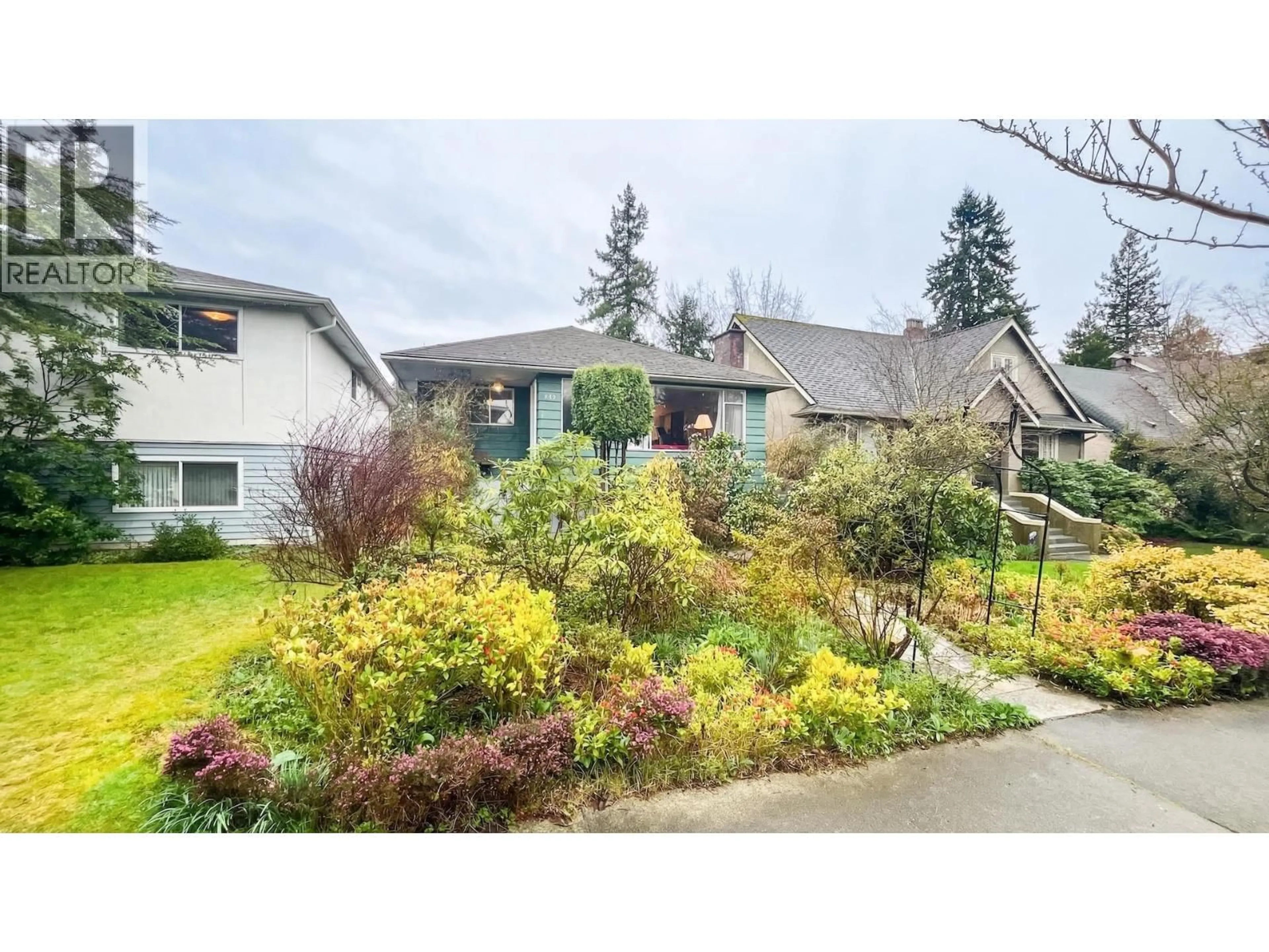 Home with vinyl exterior material, street for 2810 31ST AVENUE, Vancouver British Columbia V6L2A2