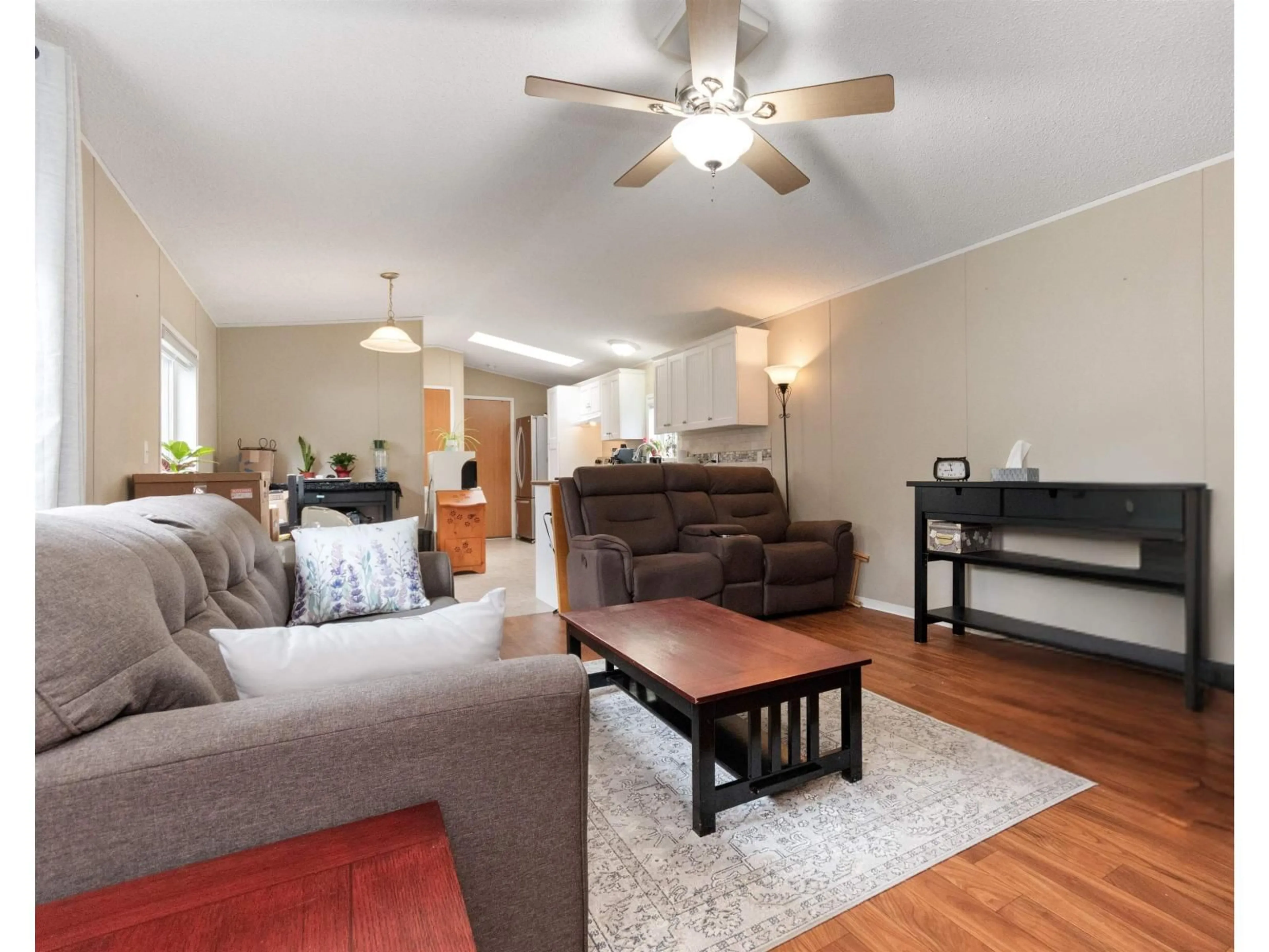 Living room with furniture, wood/laminate floor for 3 - 62010 FLOOD HOPE ROAD, Hope British Columbia V0X1L2