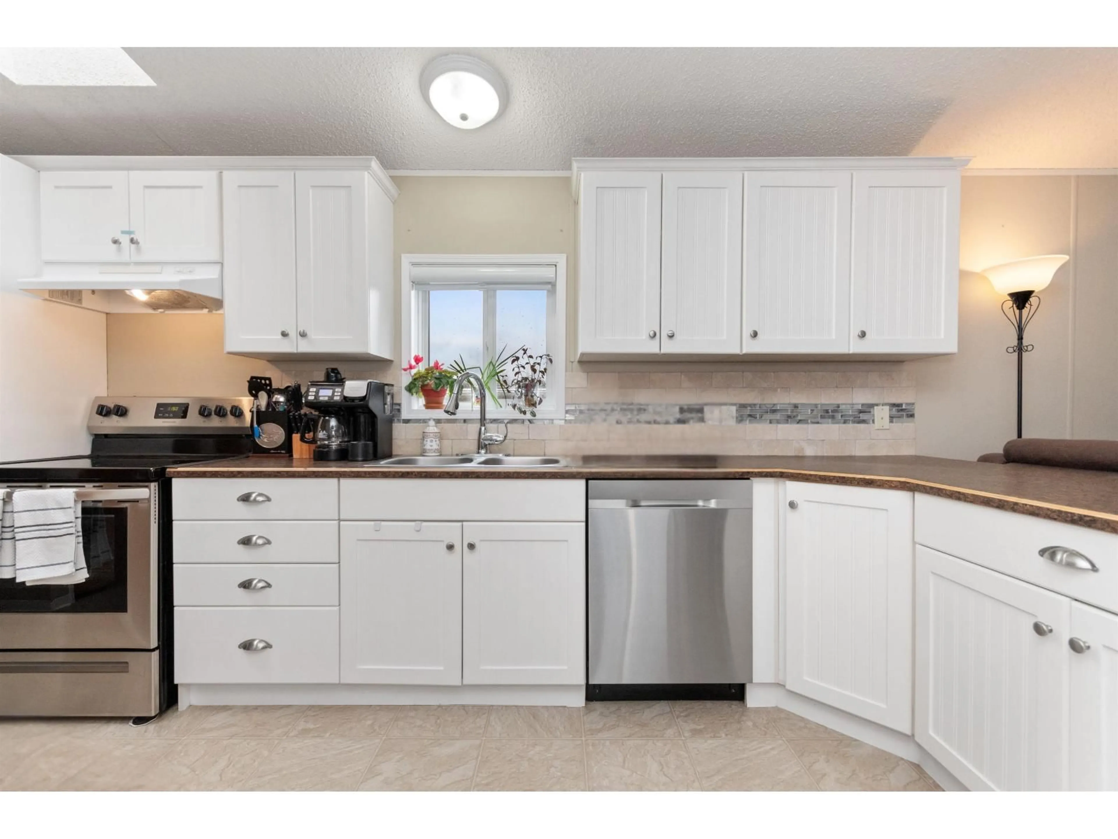 Standard kitchen, ceramic/tile floor for 3 - 62010 FLOOD HOPE ROAD, Hope British Columbia V0X1L2