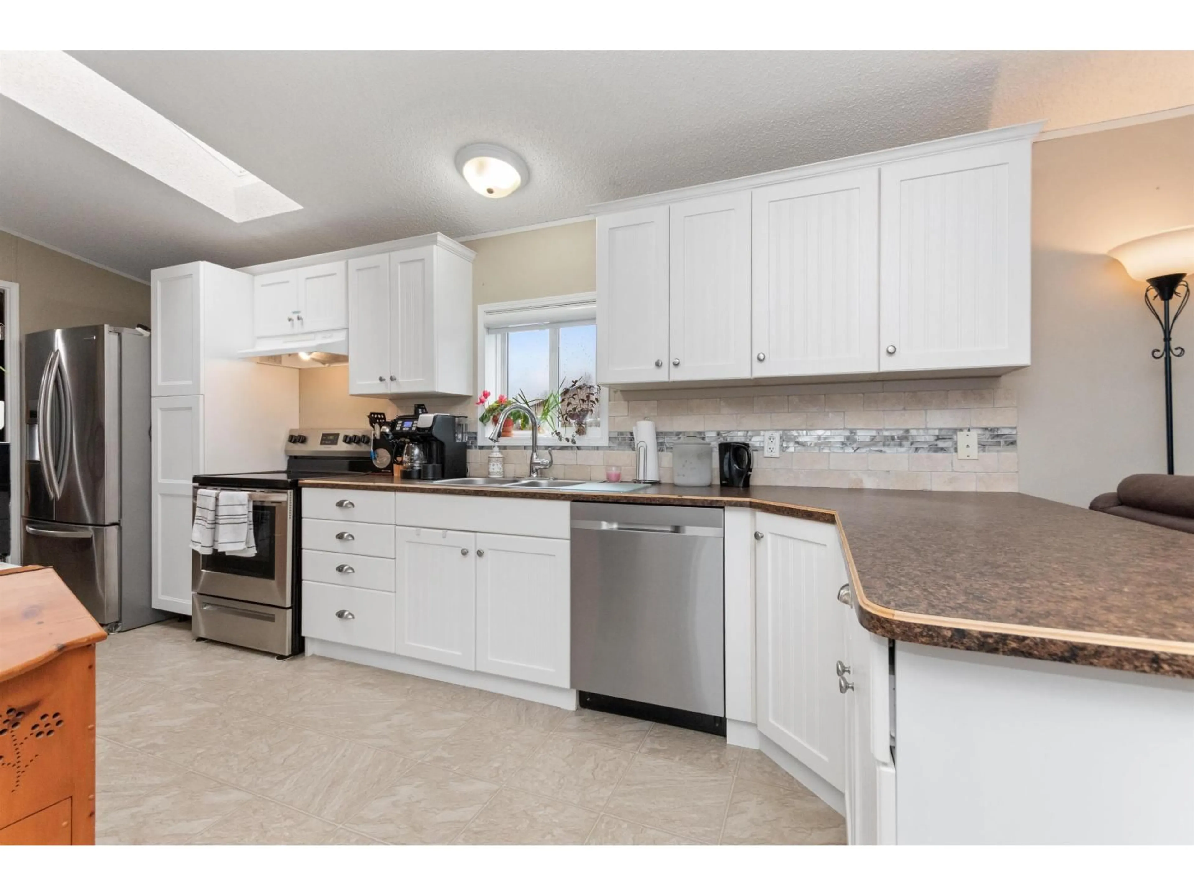 Standard kitchen, ceramic/tile floor for 3 - 62010 FLOOD HOPE ROAD, Hope British Columbia V0X1L2