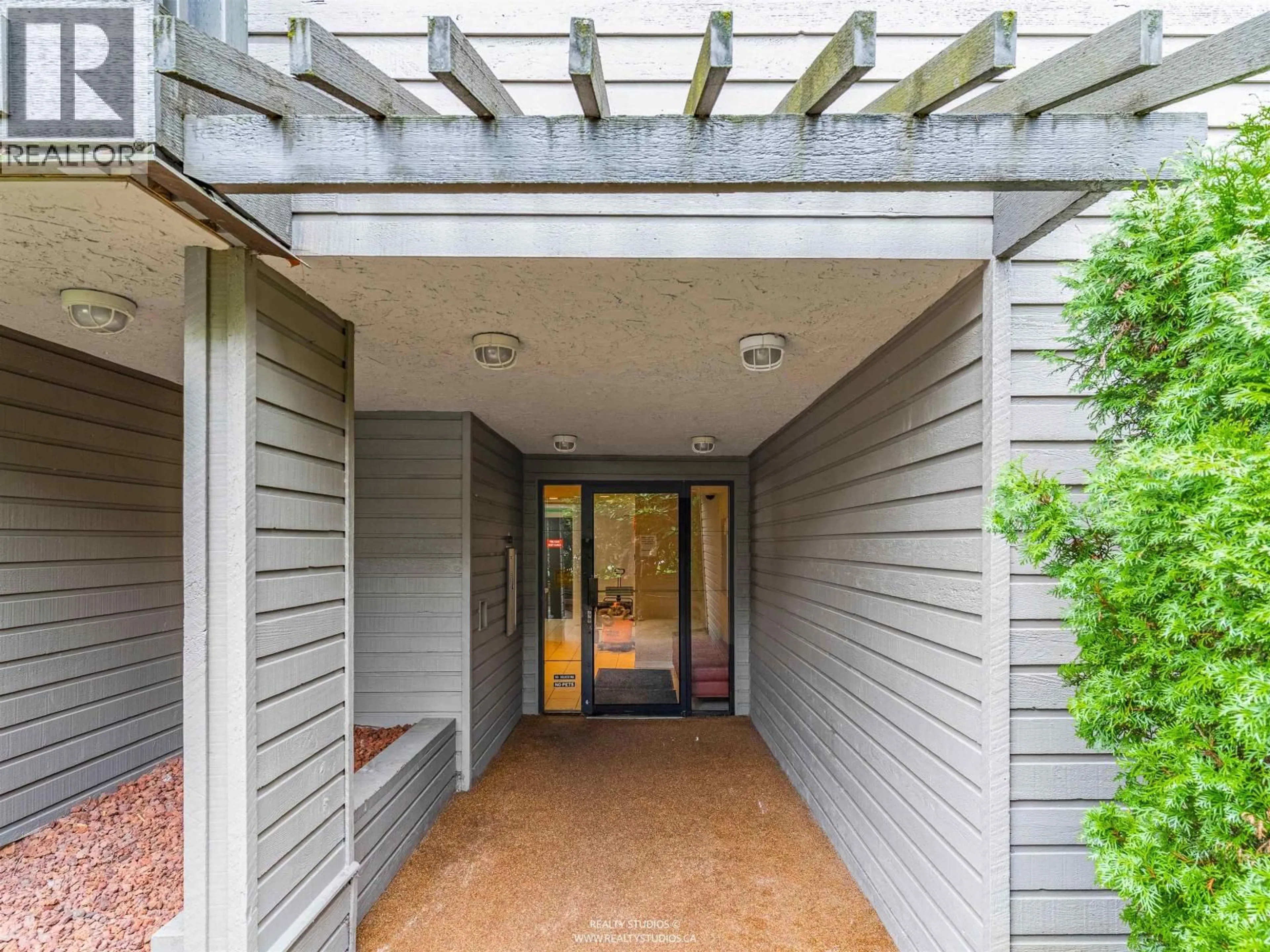 Indoor entryway for 204 - 3020 QUEBEC STREET, Vancouver British Columbia V5T3B1