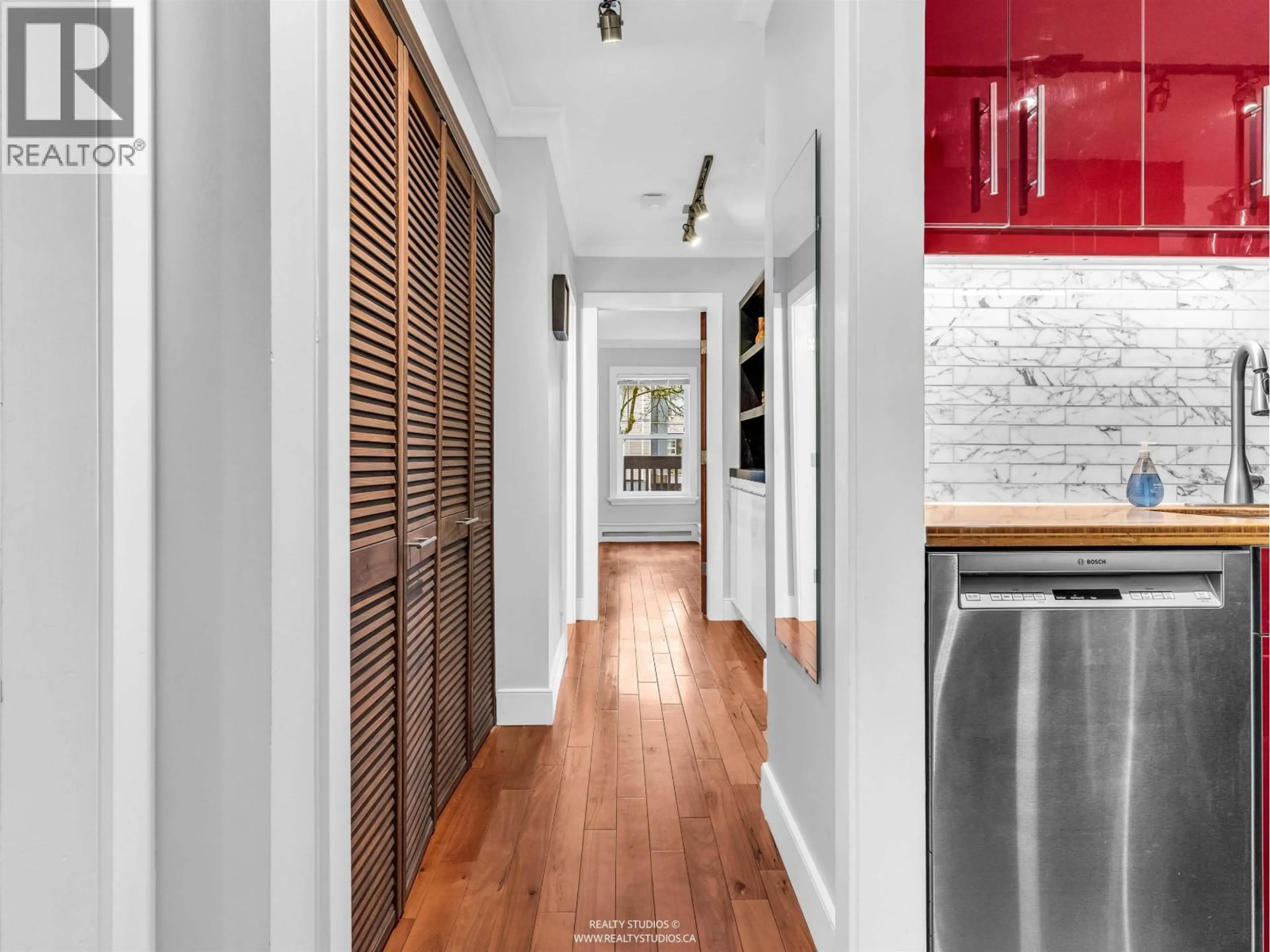 Unknown for 204 - 3020 QUEBEC STREET, Vancouver British Columbia V5T3B1