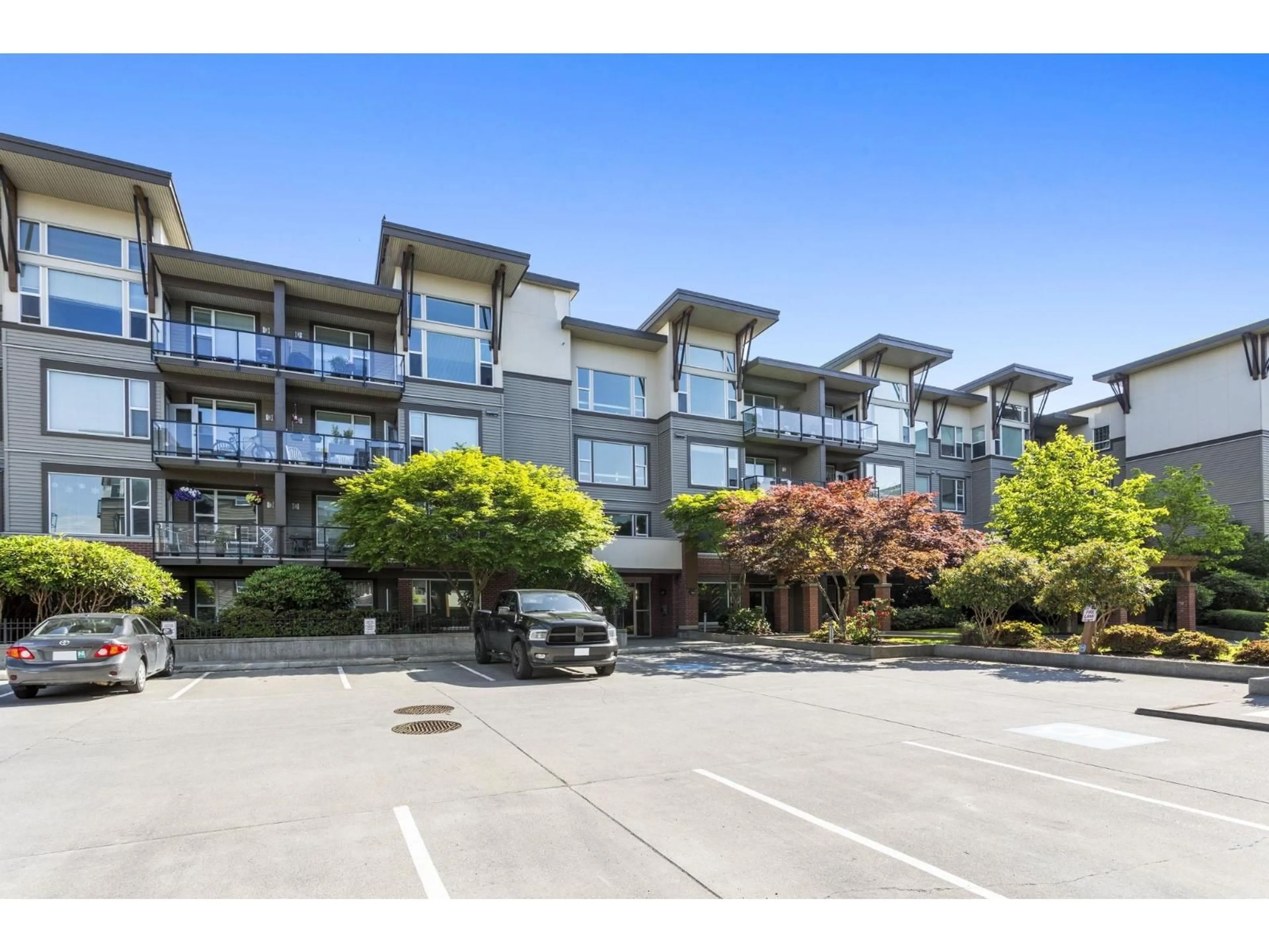 A pic from outside/outdoor area/front of a property/back of a property/a pic from drone, unknown for 203 - 33539 HOLLAND AVENUE, Abbotsford British Columbia V2S0C6