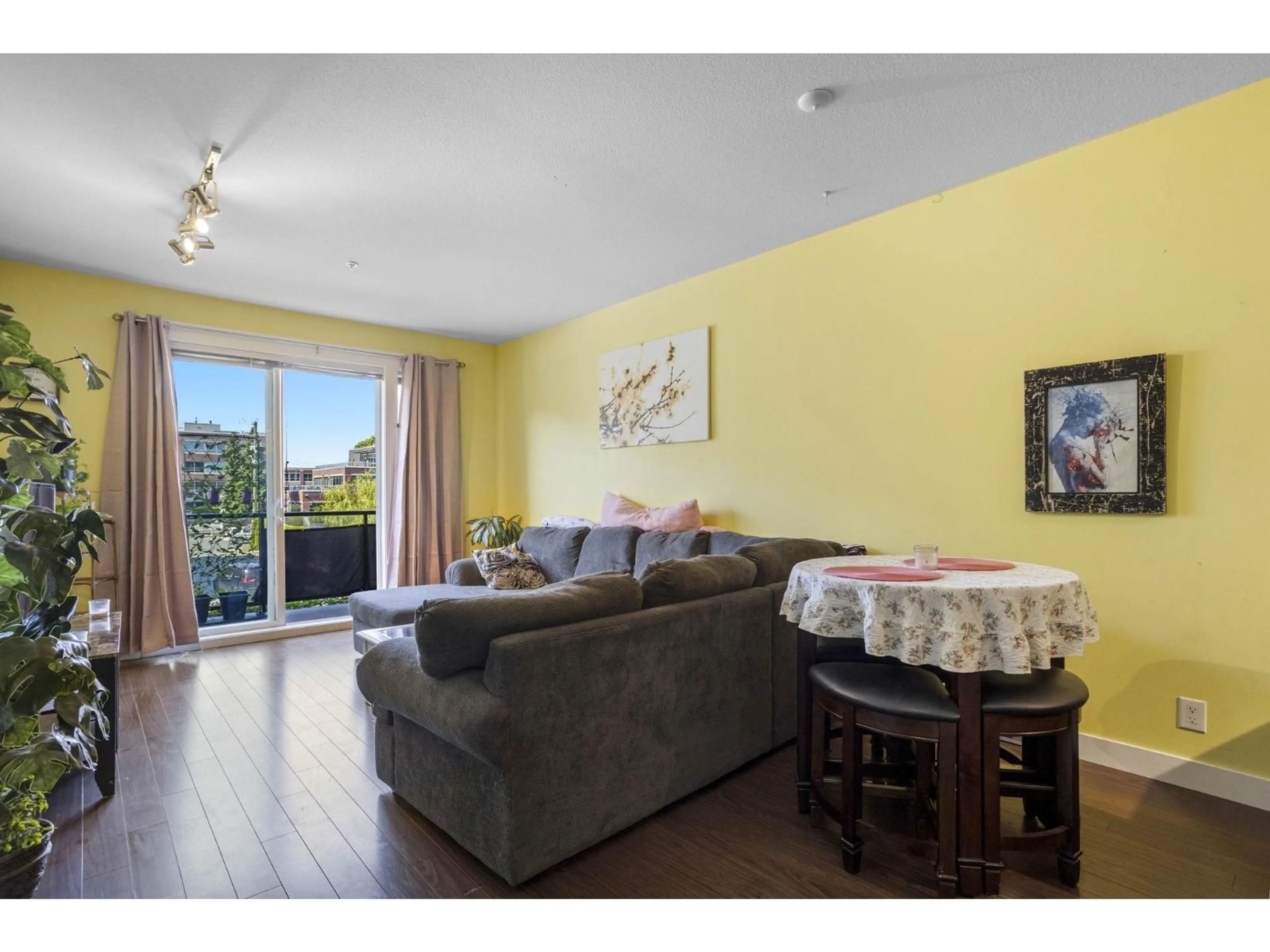 Living room with furniture, wood/laminate floor for 203 - 33539 HOLLAND AVENUE, Abbotsford British Columbia V2S0C6