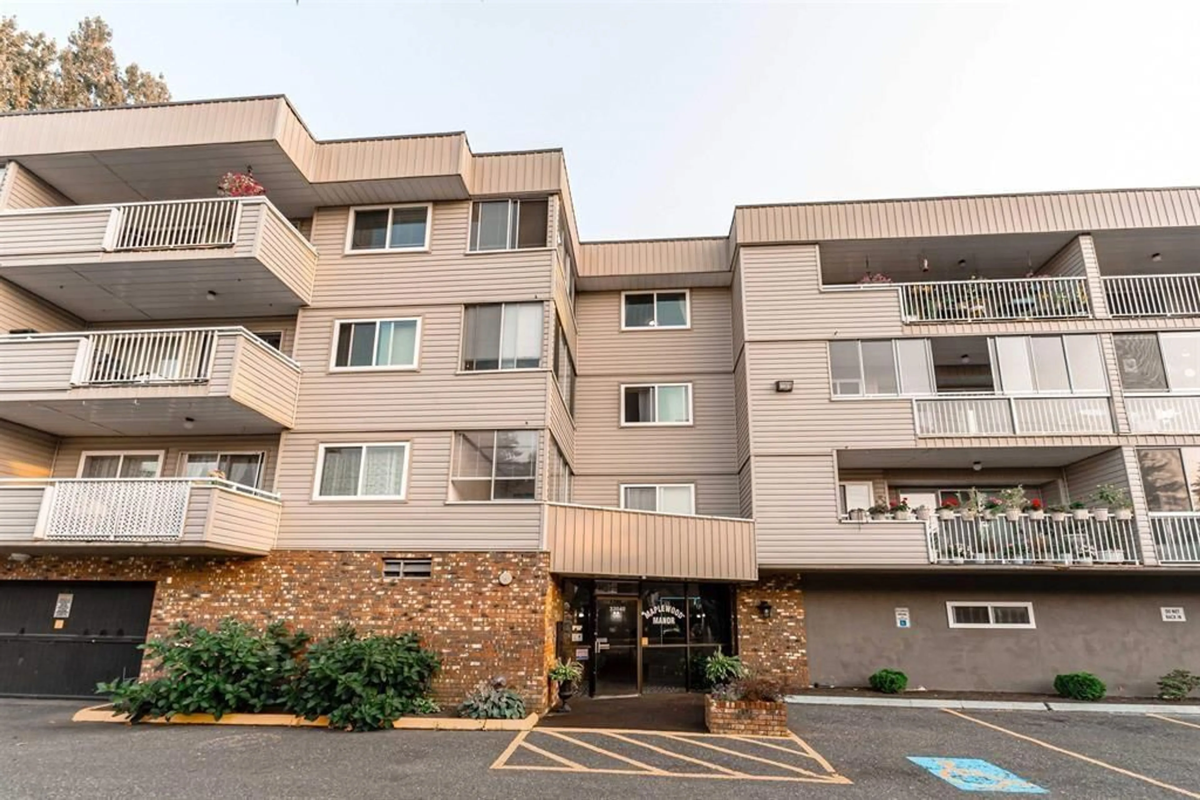 Patio, mountain view for 210 - 32040 TIMS AVENUE, Abbotsford British Columbia V2T2H2