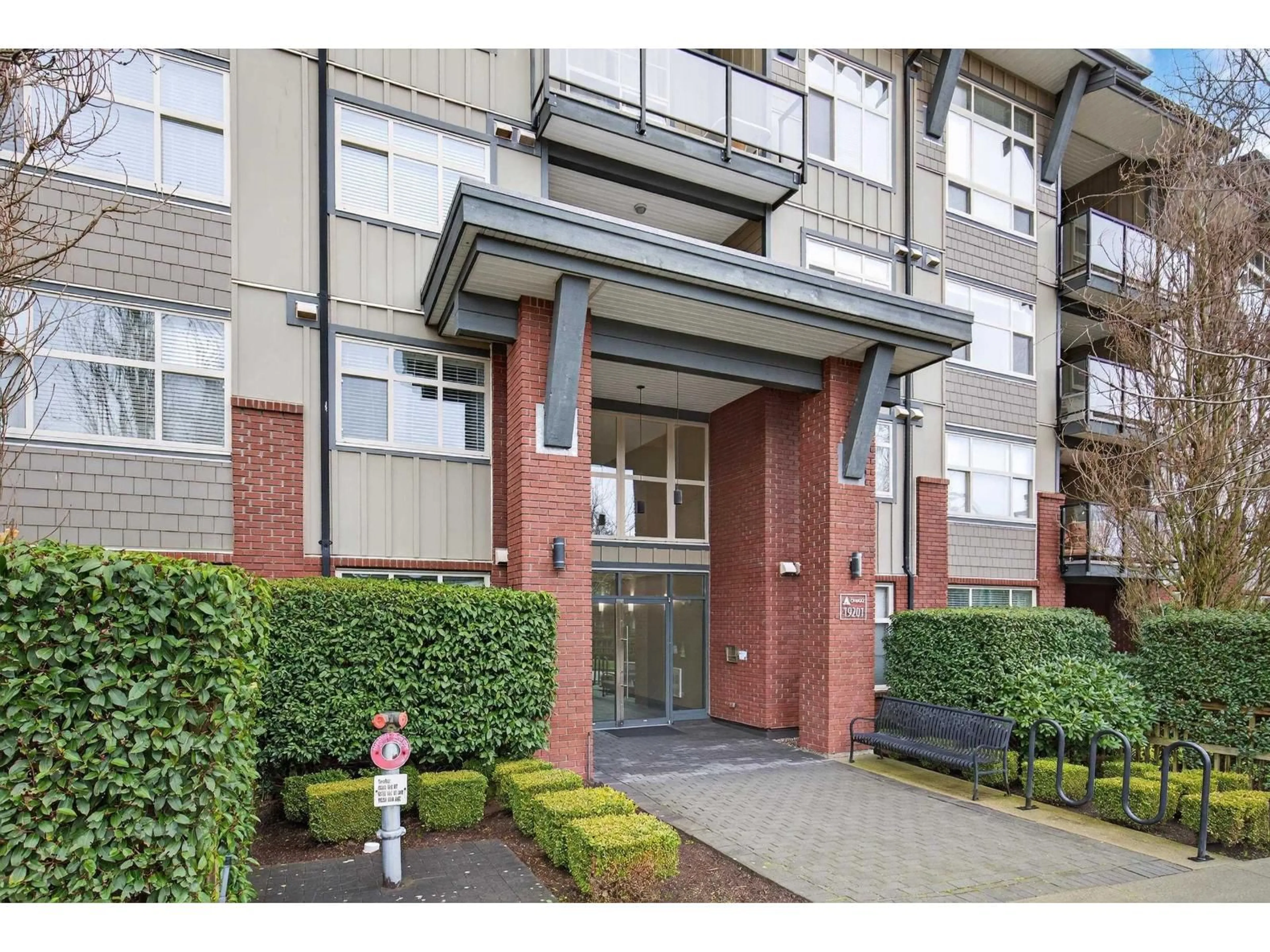 Indoor foyer for 101 - 19201 66A AVENUE, Surrey British Columbia V4N6N7