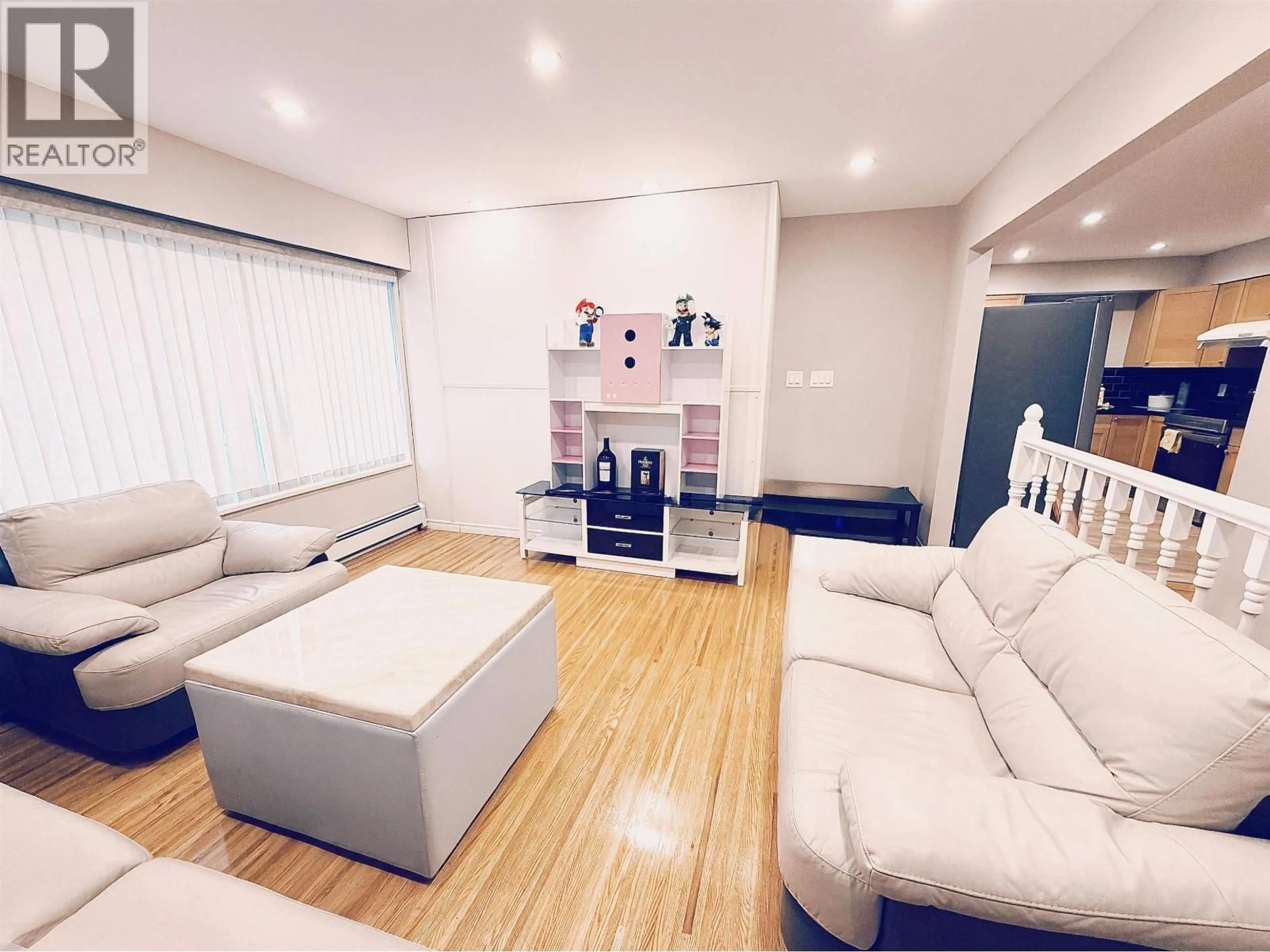 Living room with furniture, wood/laminate floor for 4882 MOSS STREET, Vancouver British Columbia V5R3Y2