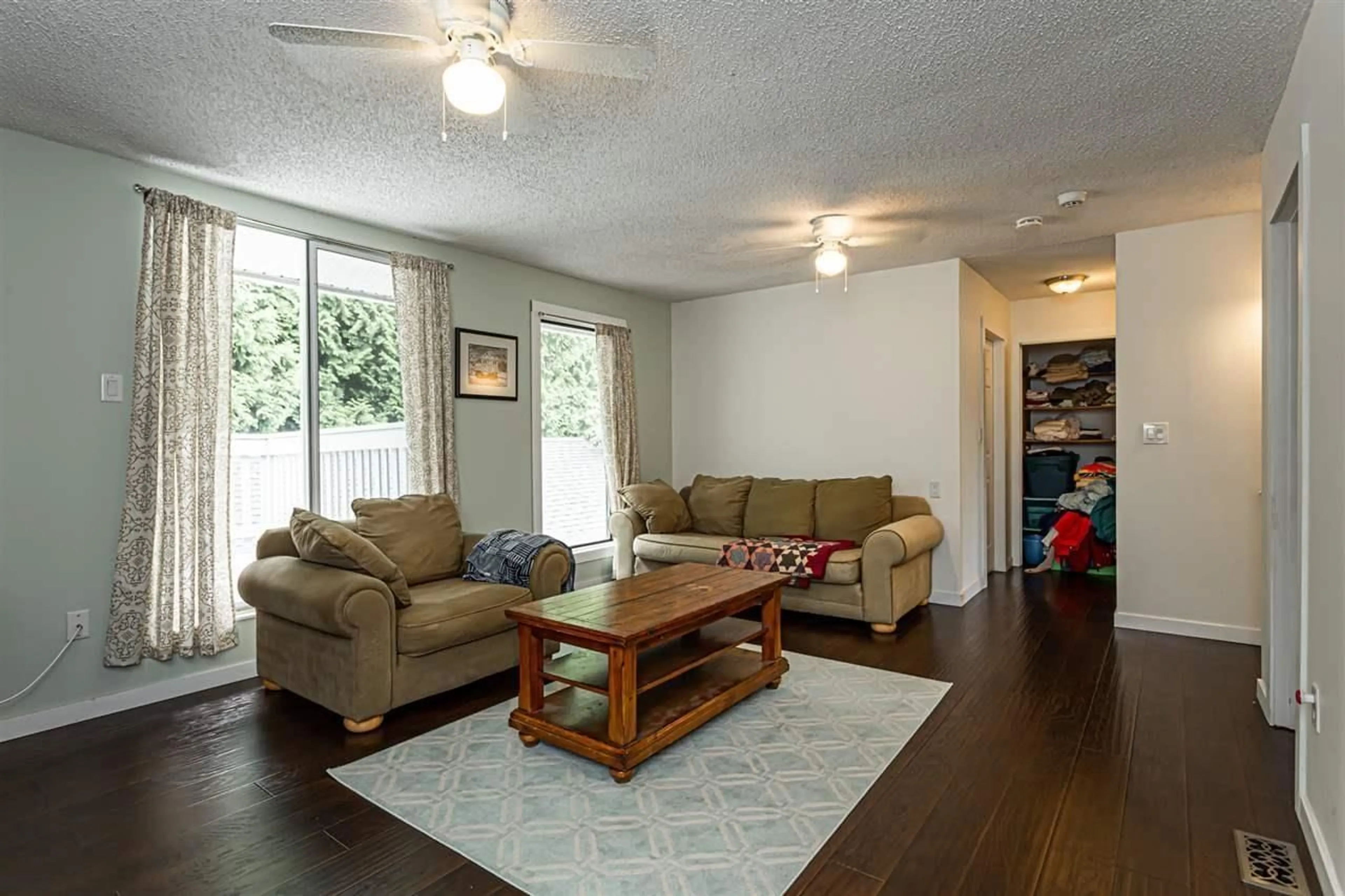 Living room with furniture, wood/laminate floor for 45425 MCINTOSH DRIVE, Chilliwack British Columbia V2P6V4