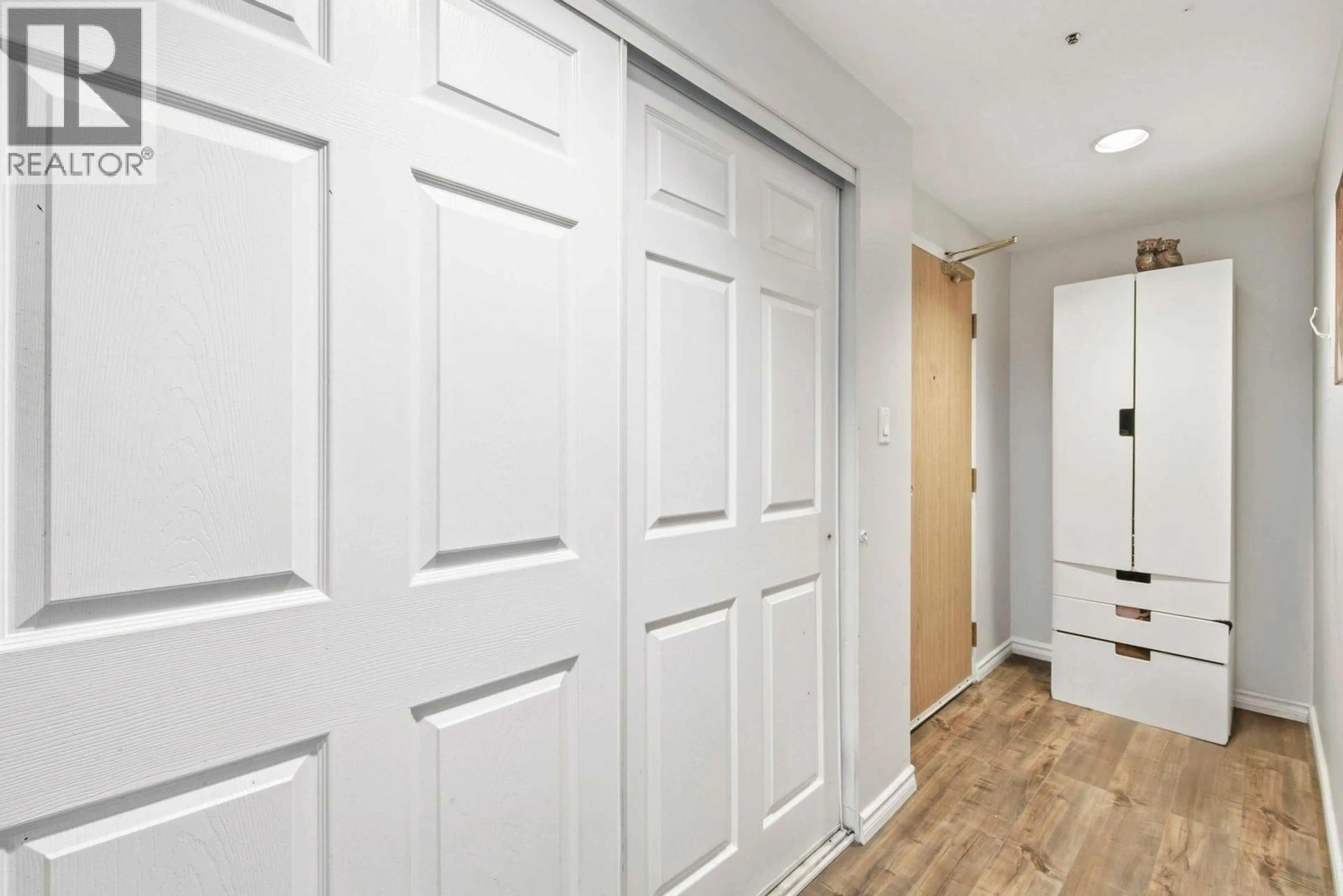 Indoor entryway for 101 - 828 AGNES STREET, New Westminster British Columbia V3M6R4