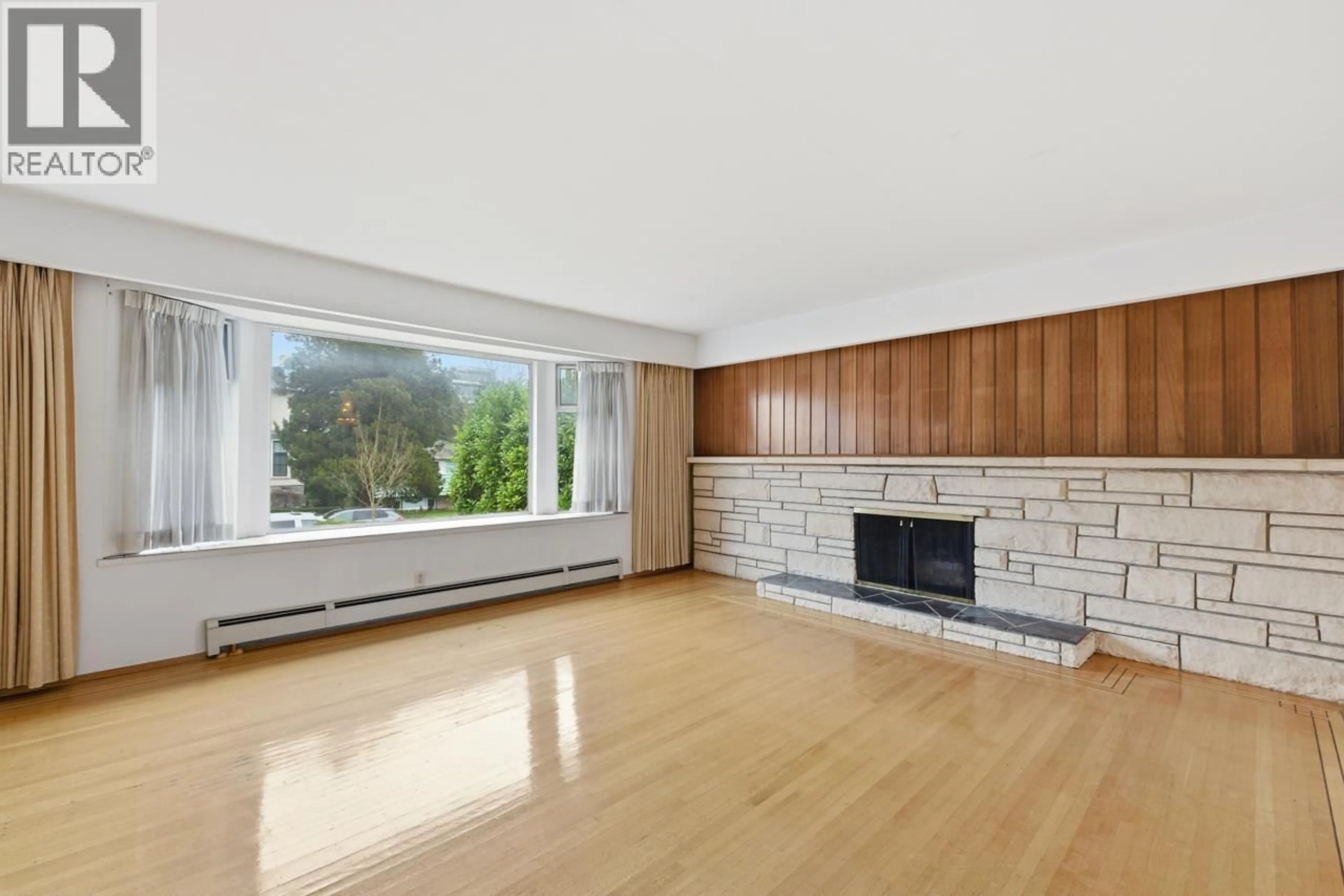 Living room with furniture, wood/laminate floor for 6709 ASH STREET, Vancouver British Columbia V6P3K3