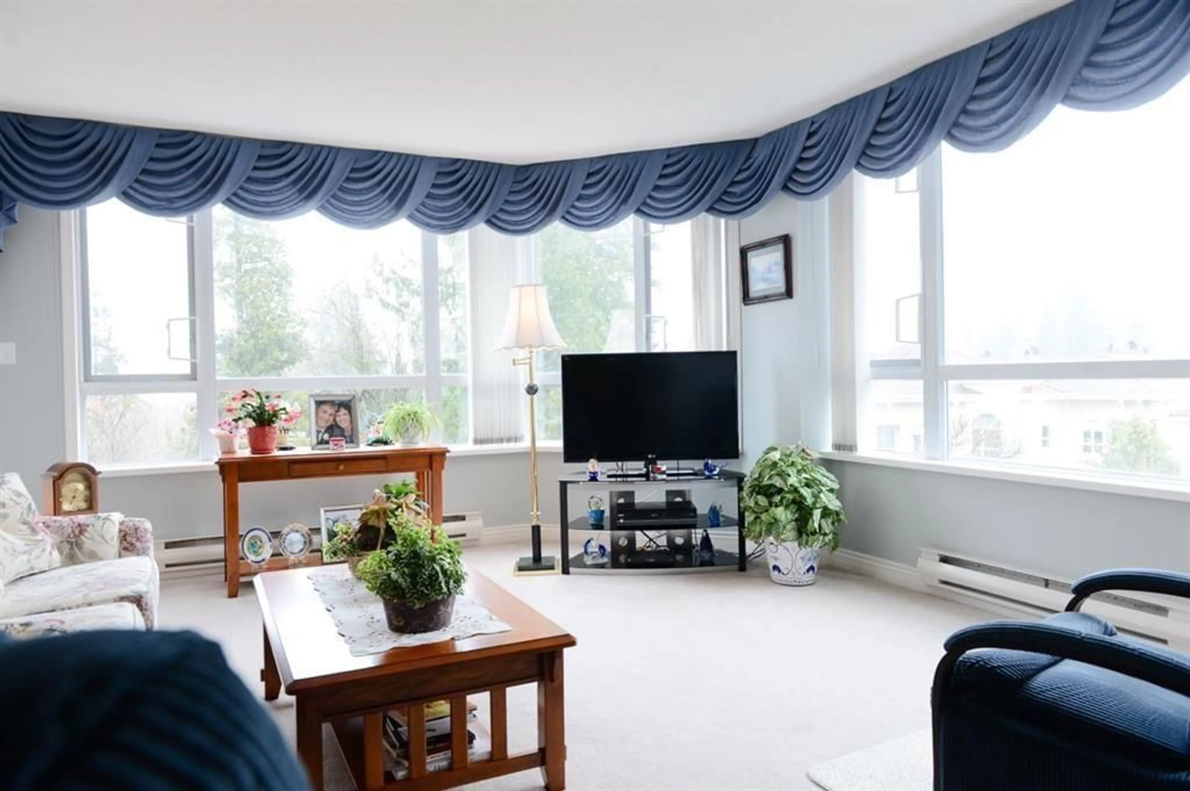 Living room with furniture, unknown for 301 - 3190 GLADWIN ROAD, Abbotsford British Columbia V2T5T2