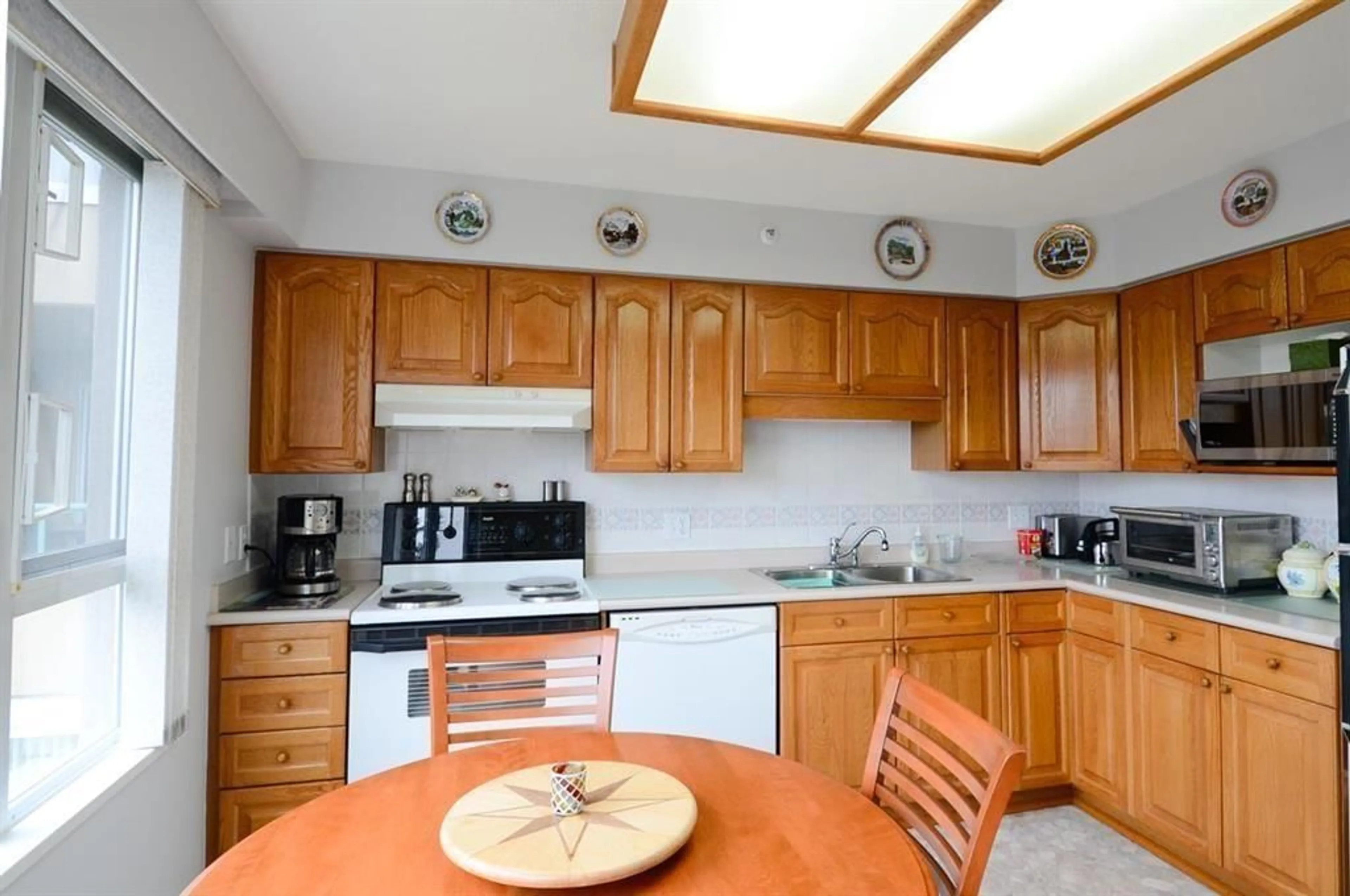 Standard kitchen, unknown for 301 - 3190 GLADWIN ROAD, Abbotsford British Columbia V2T5T2