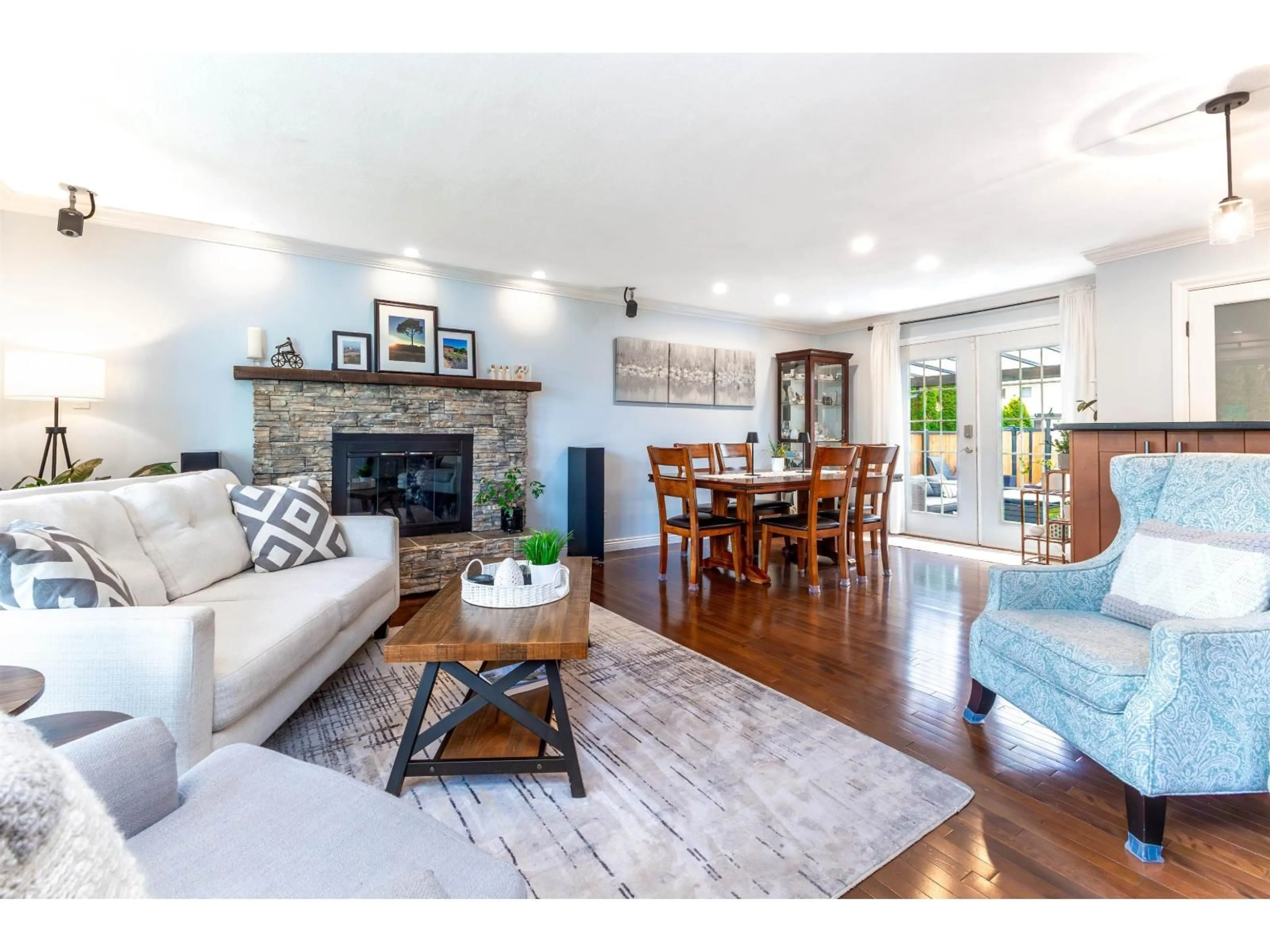 Living room with furniture, wood/laminate floor for 20290 GRADE CRESCENT, Langley British Columbia V3A4J6