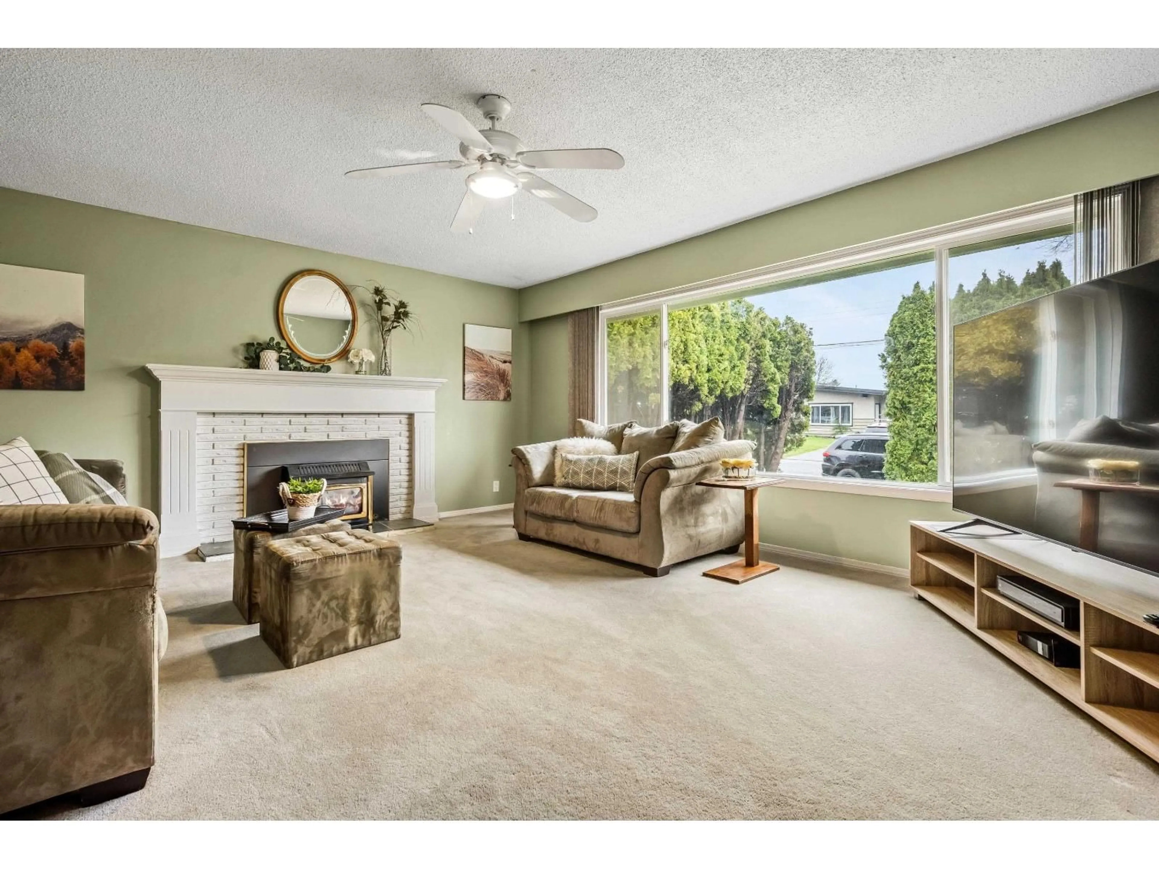 Living room with furniture, unknown for 9269 CARLETON STREET, Chilliwack British Columbia V2P6E1