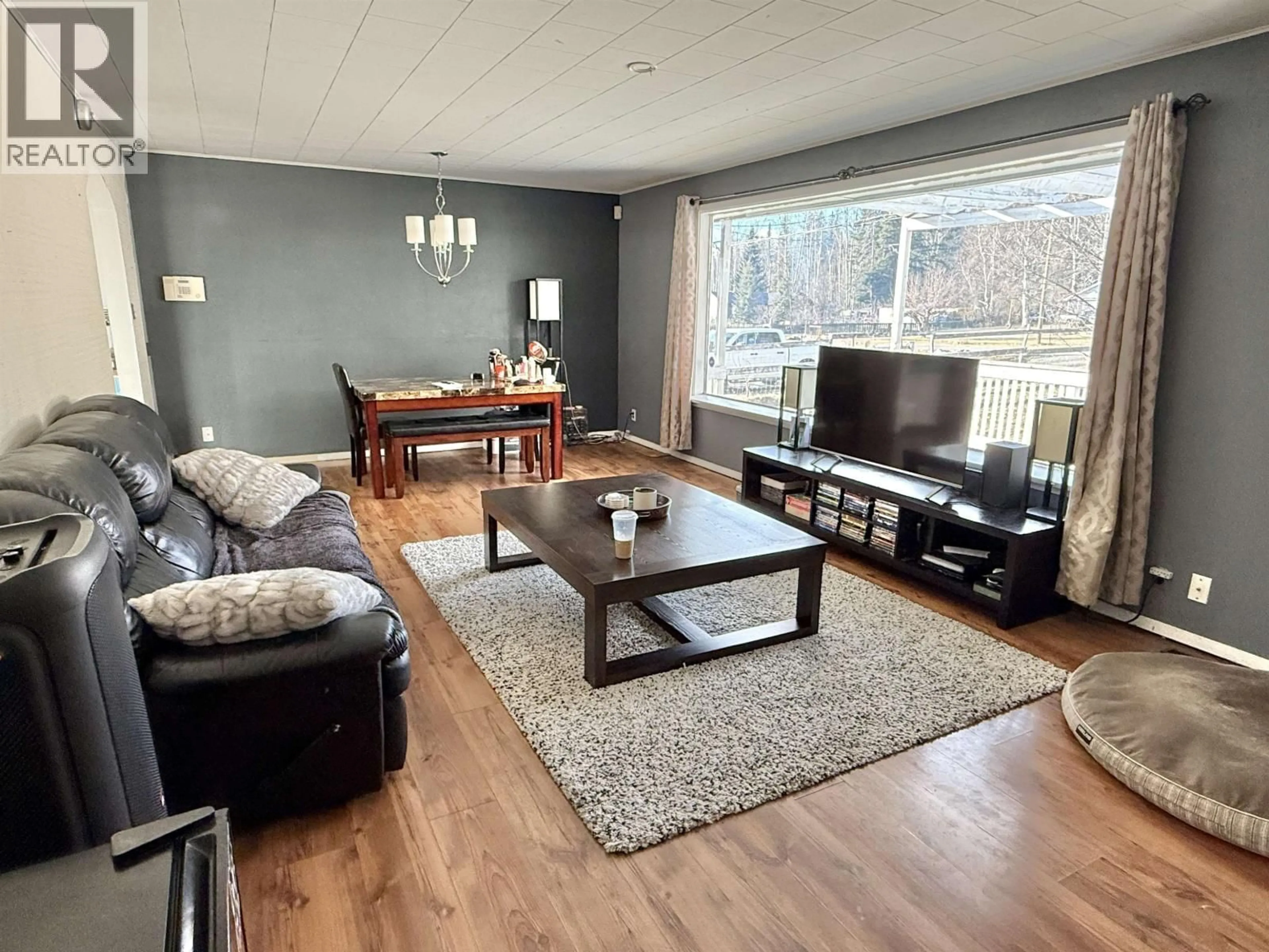 Living room with furniture, wood/laminate floor for 284 SCOTT ROAD, Quesnel British Columbia V2J6Z2