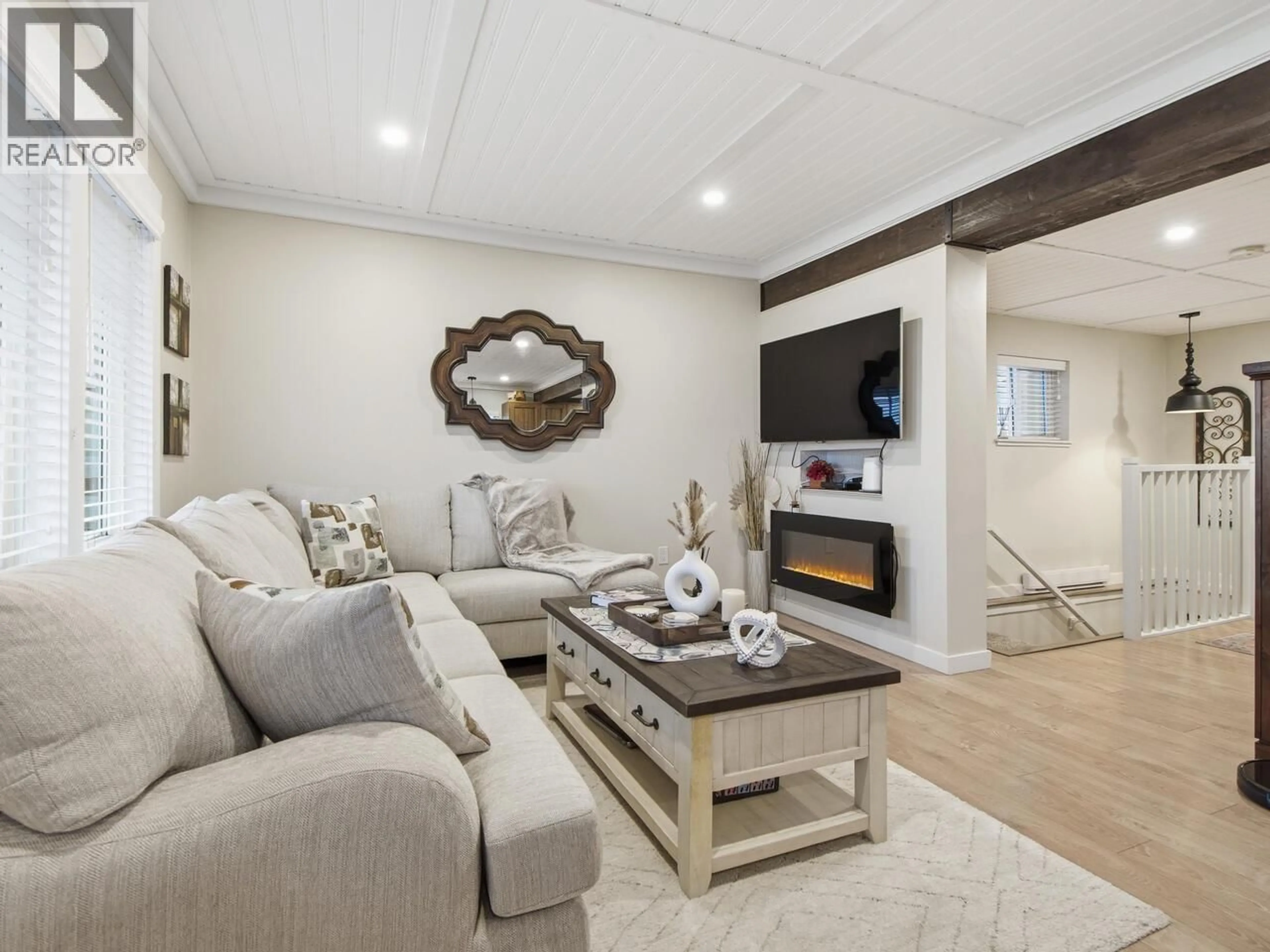 Living room with furniture, unknown for 431 SCHOOL STREET, New Westminster British Columbia V3L3M1