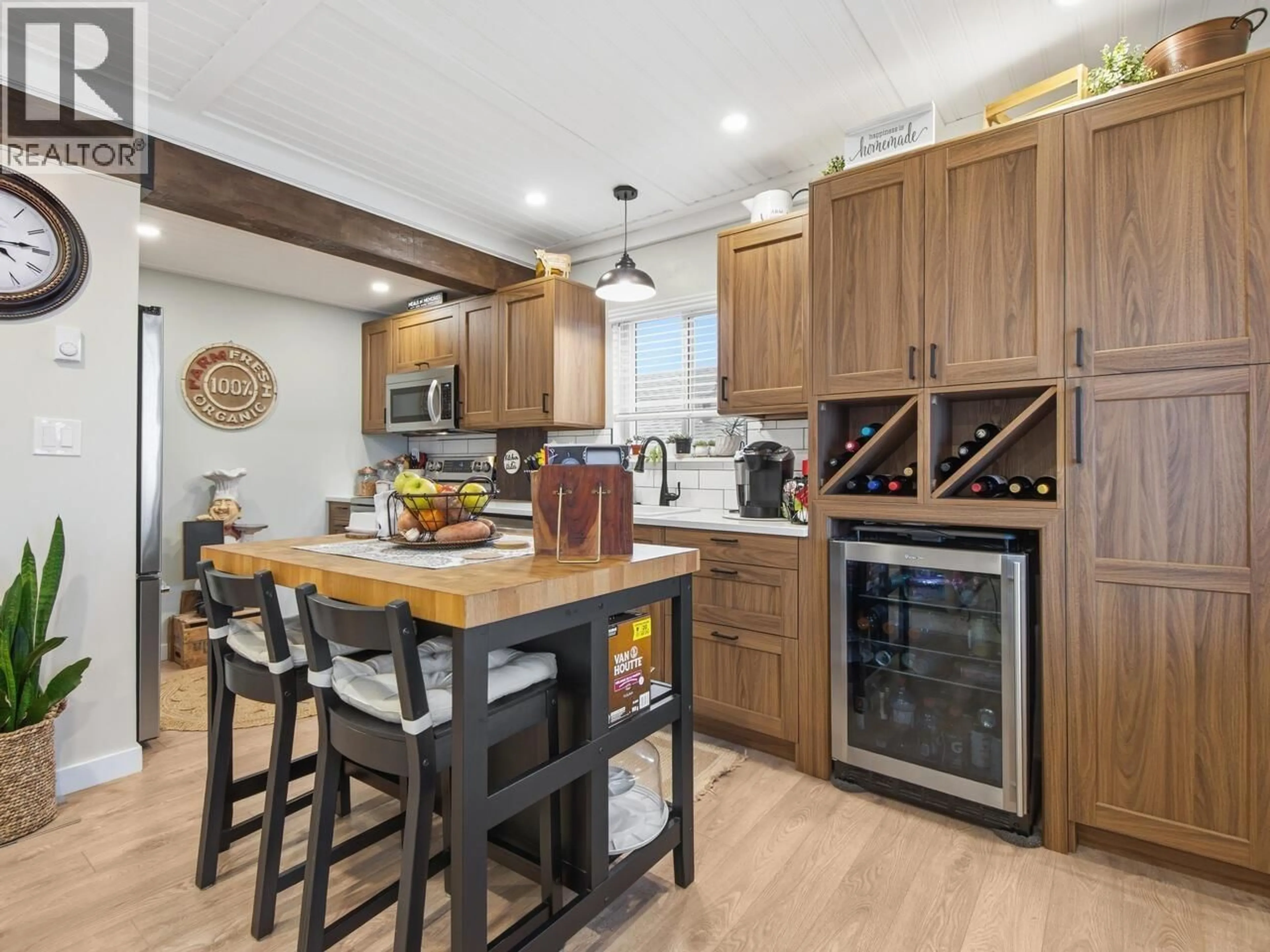 Open concept kitchen, wood/laminate floor for 431 SCHOOL STREET, New Westminster British Columbia V3L3M1