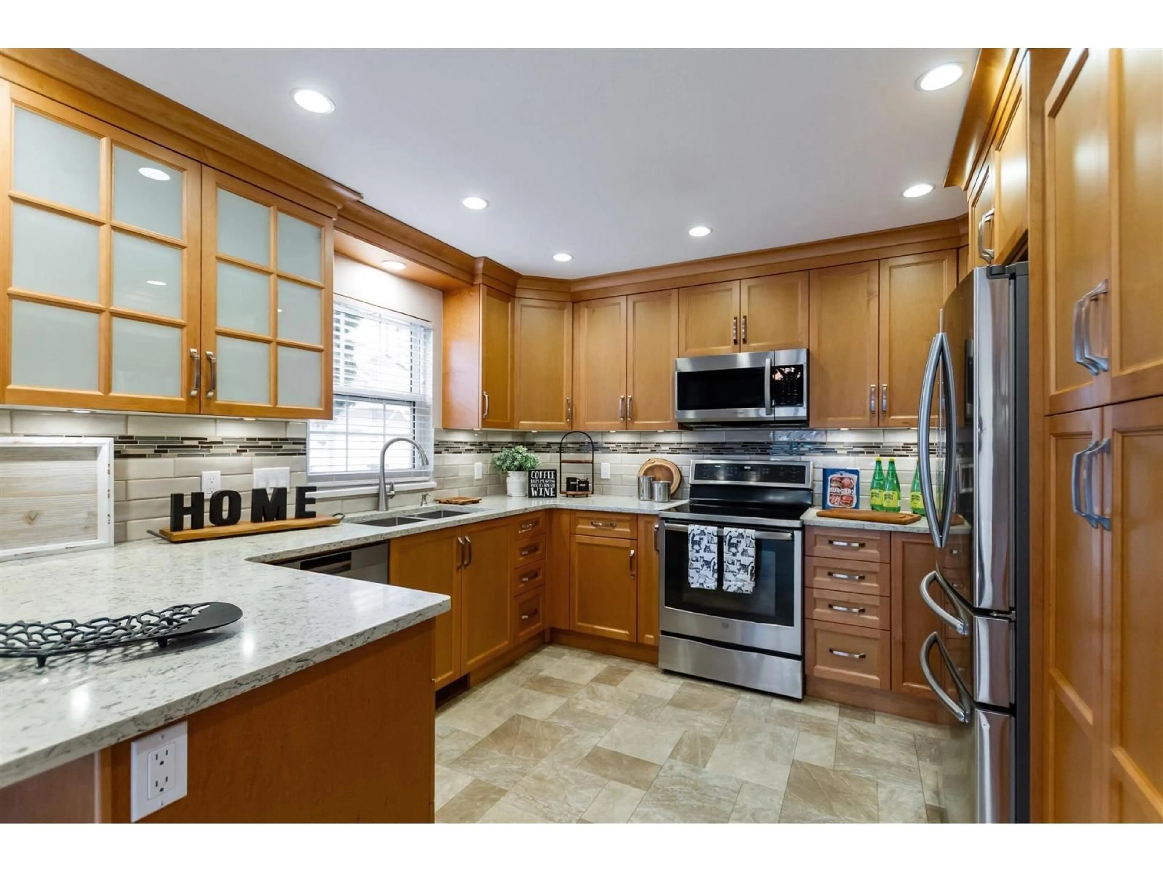 Open concept kitchen, ceramic/tile floor for 20575 89B AVENUE, Langley British Columbia V1M2P2