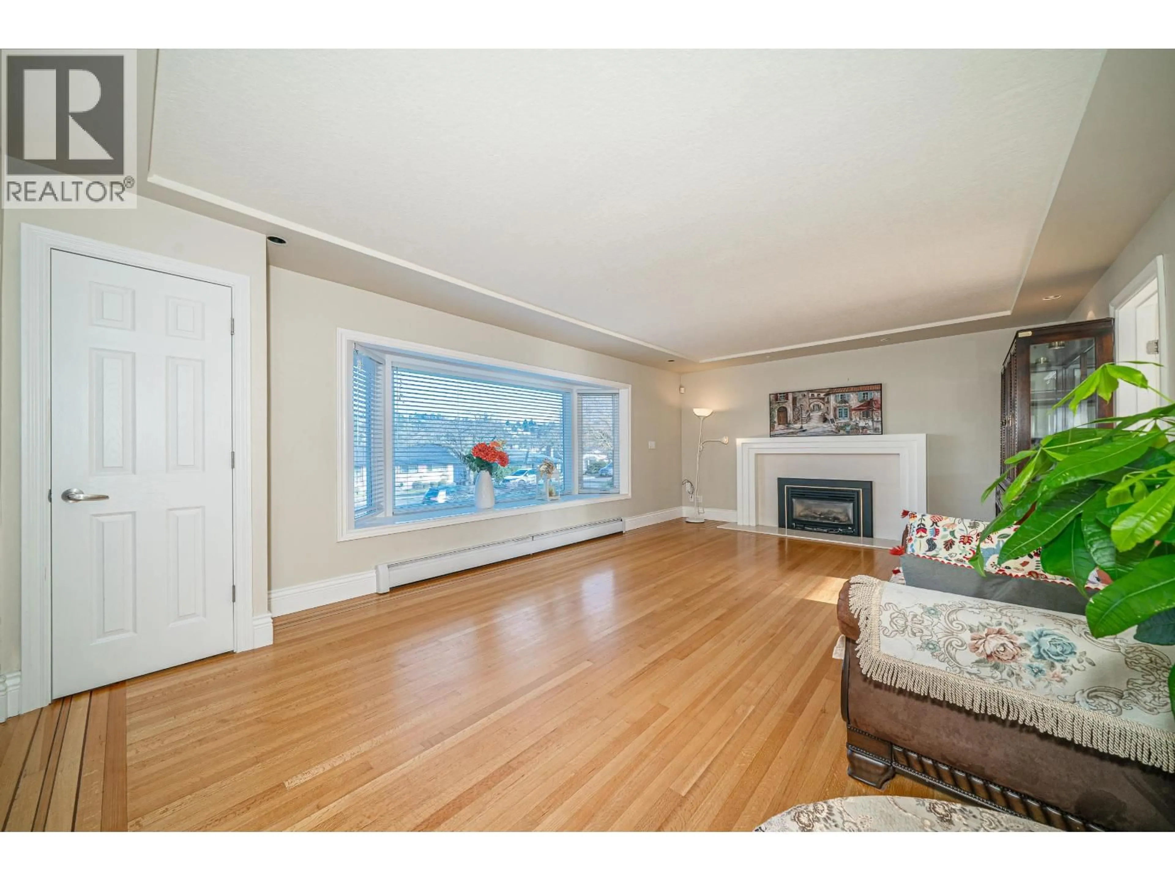 Living room with furniture, wood/laminate floor for 4824 FAIRLAWN DRIVE, Burnaby British Columbia V5C3R8