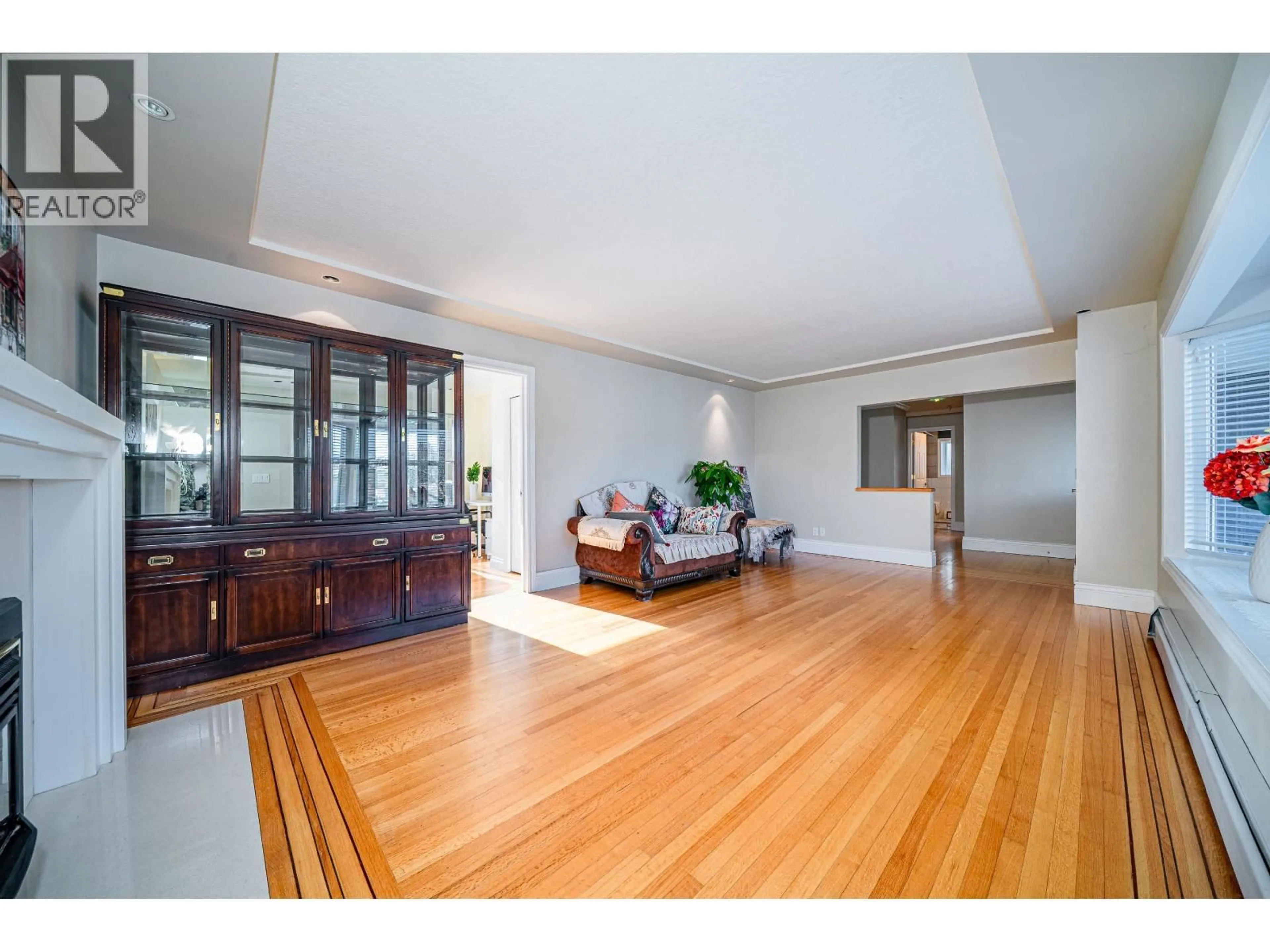 Indoor foyer for 4824 FAIRLAWN DRIVE, Burnaby British Columbia V5C3R8