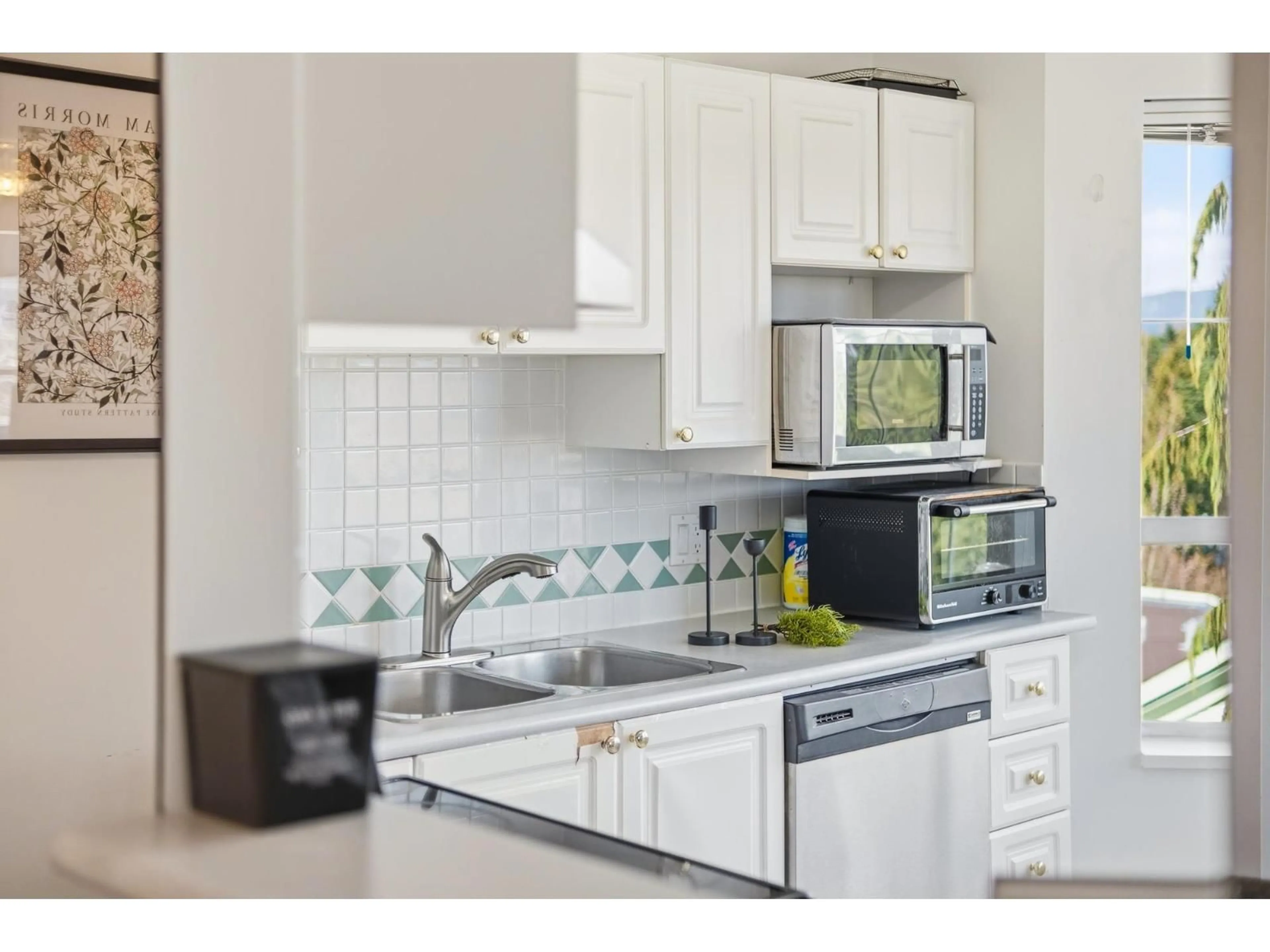 Standard kitchen, ceramic/tile floor for 407 - 15268 105 AVENUE, Surrey British Columbia V3R0W8