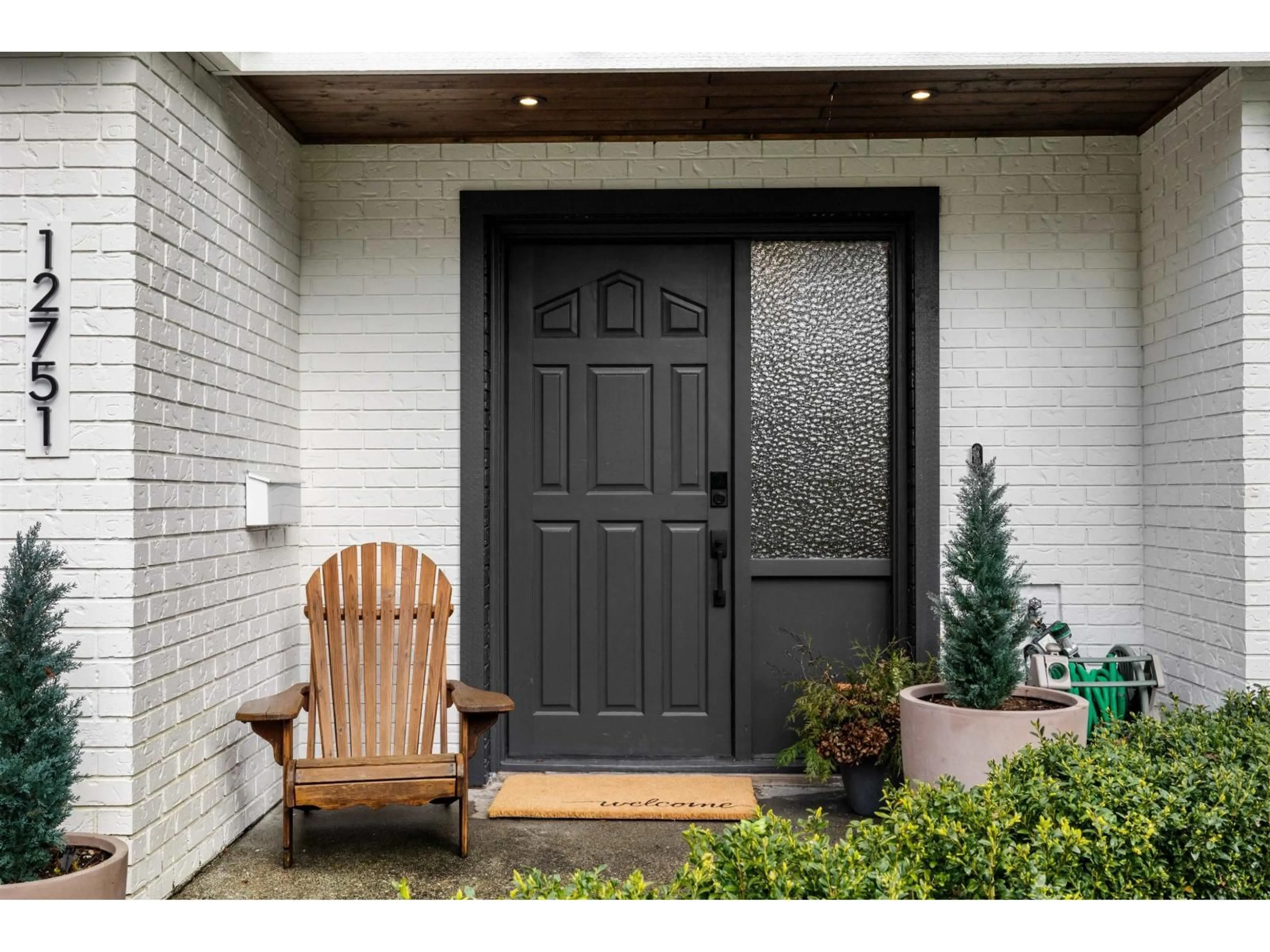 Indoor entryway for 12751 27A AVENUE, Surrey British Columbia V4A2N5