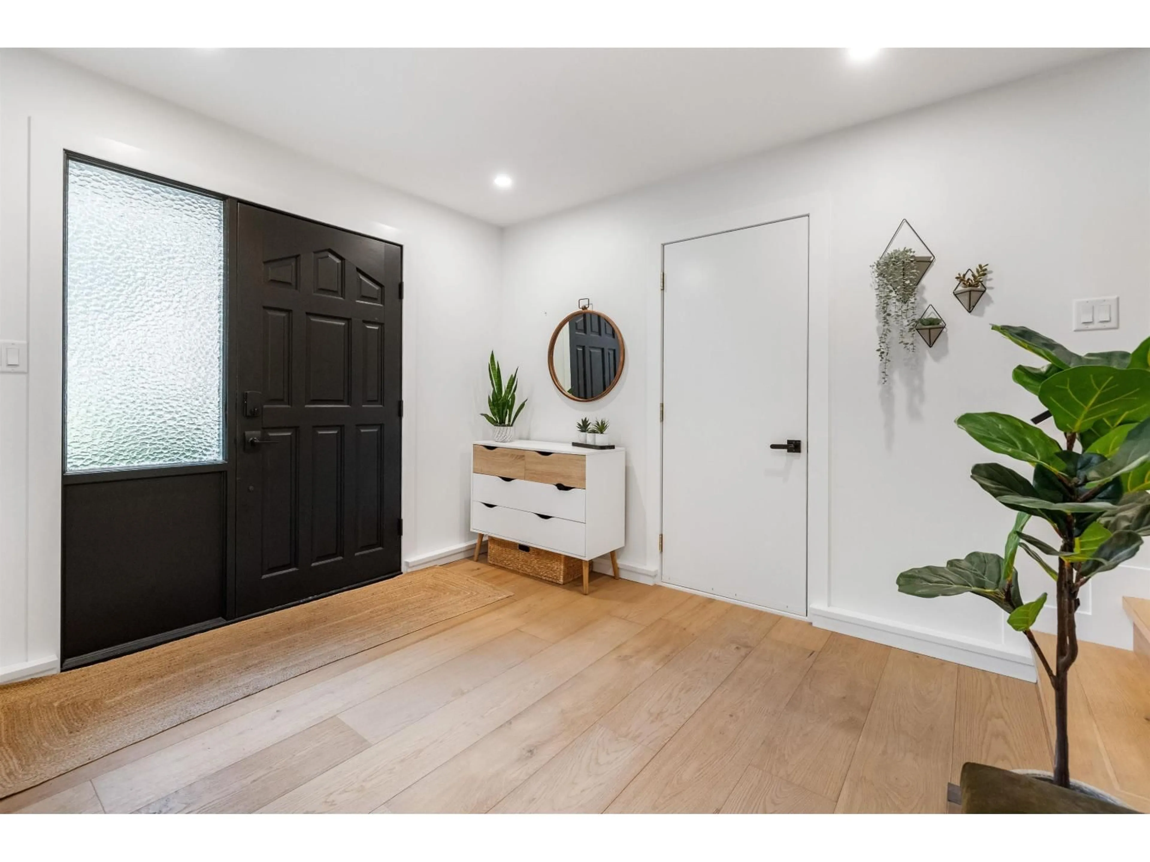 Indoor entryway for 12751 27A AVENUE, Surrey British Columbia V4A2N5