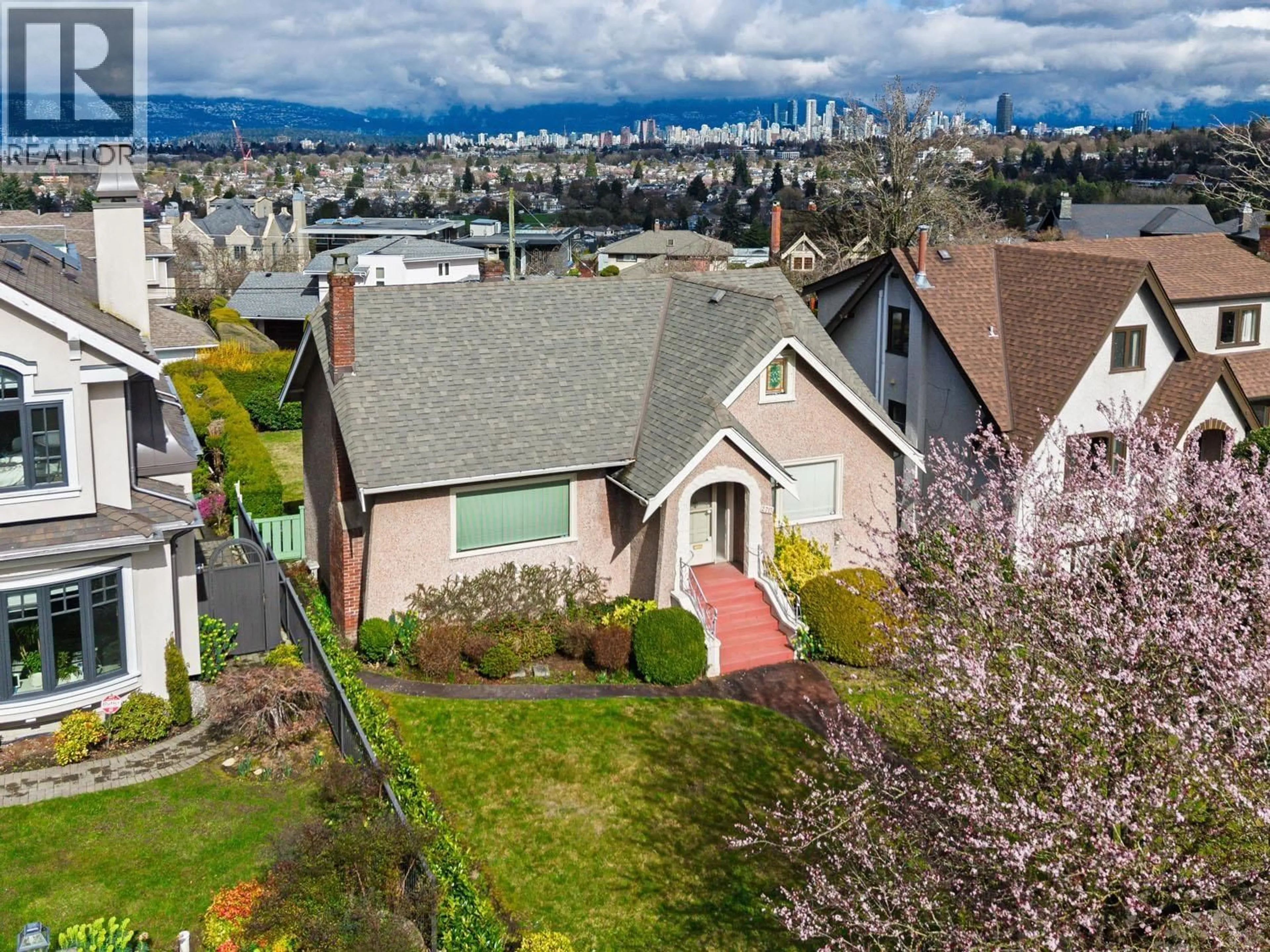 A pic from outside/outdoor area/front of a property/back of a property/a pic from drone, mountain view for 2715 31ST AVENUE, Vancouver British Columbia V6L1Z9