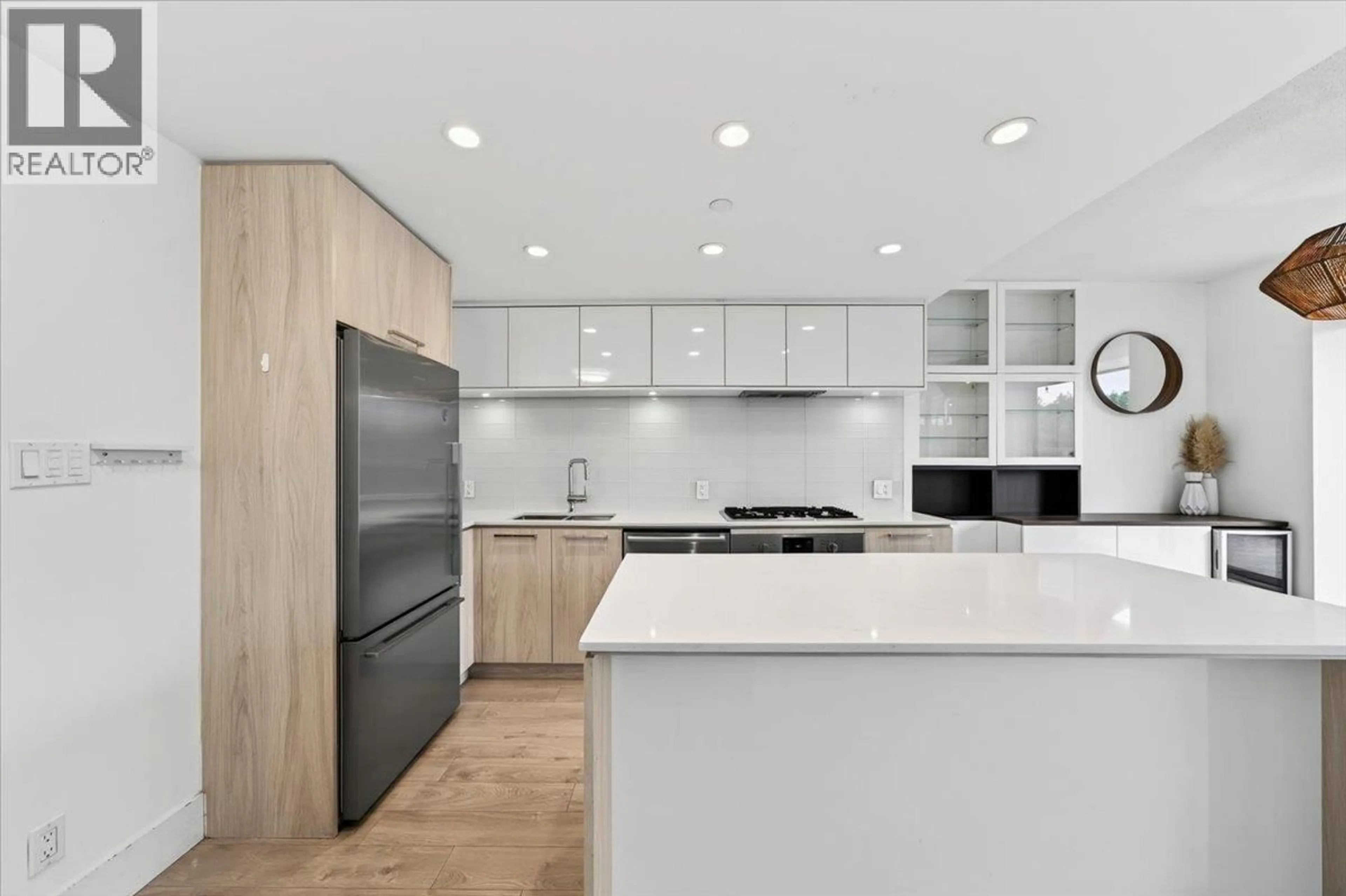 Contemporary kitchen, unknown for 610 - 680 SEYLYNN CRESCENT, North Vancouver British Columbia V7J0B5