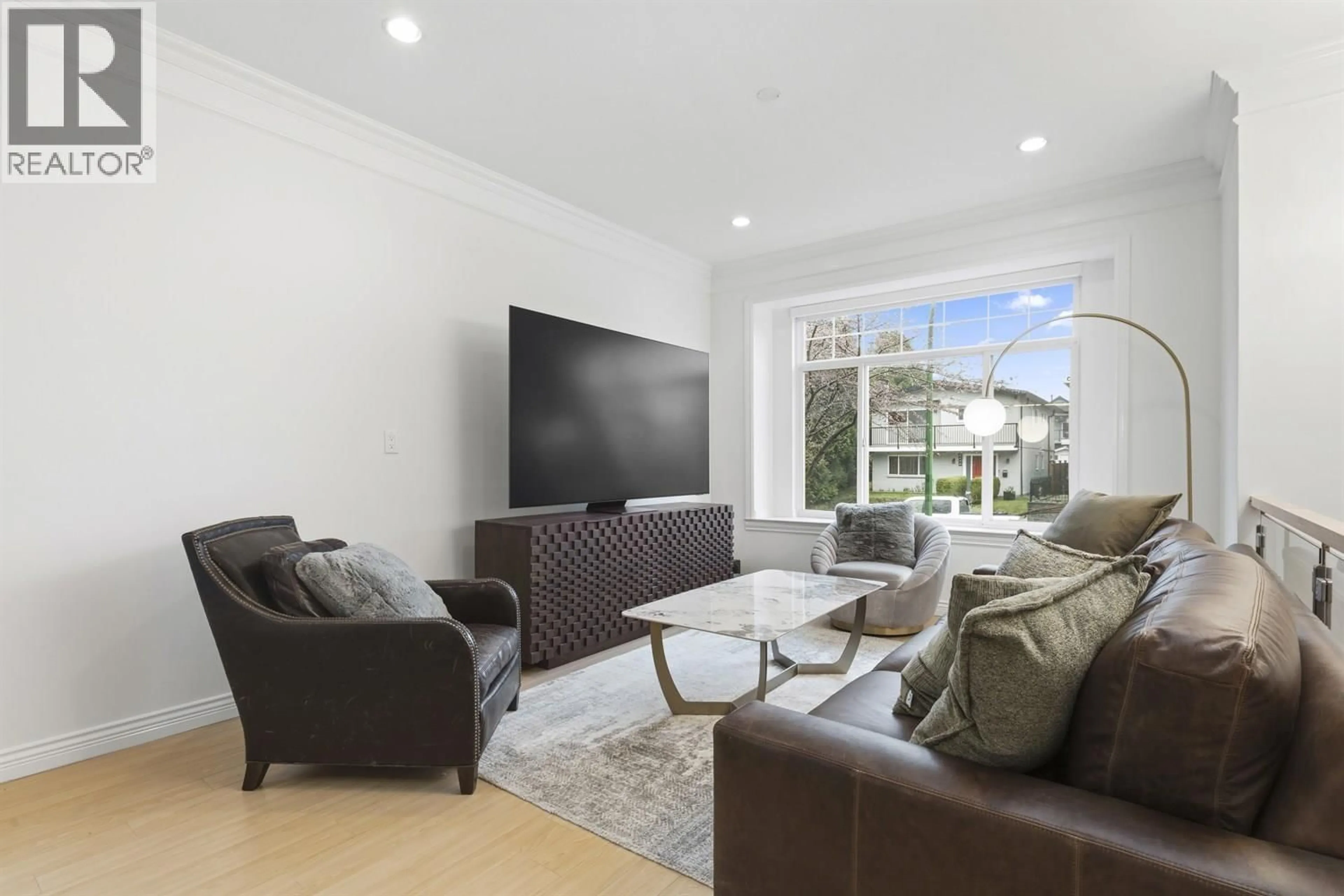 Living room with furniture, unknown for 4465 CAMBRIDGE STREET, Burnaby British Columbia V5C1H6