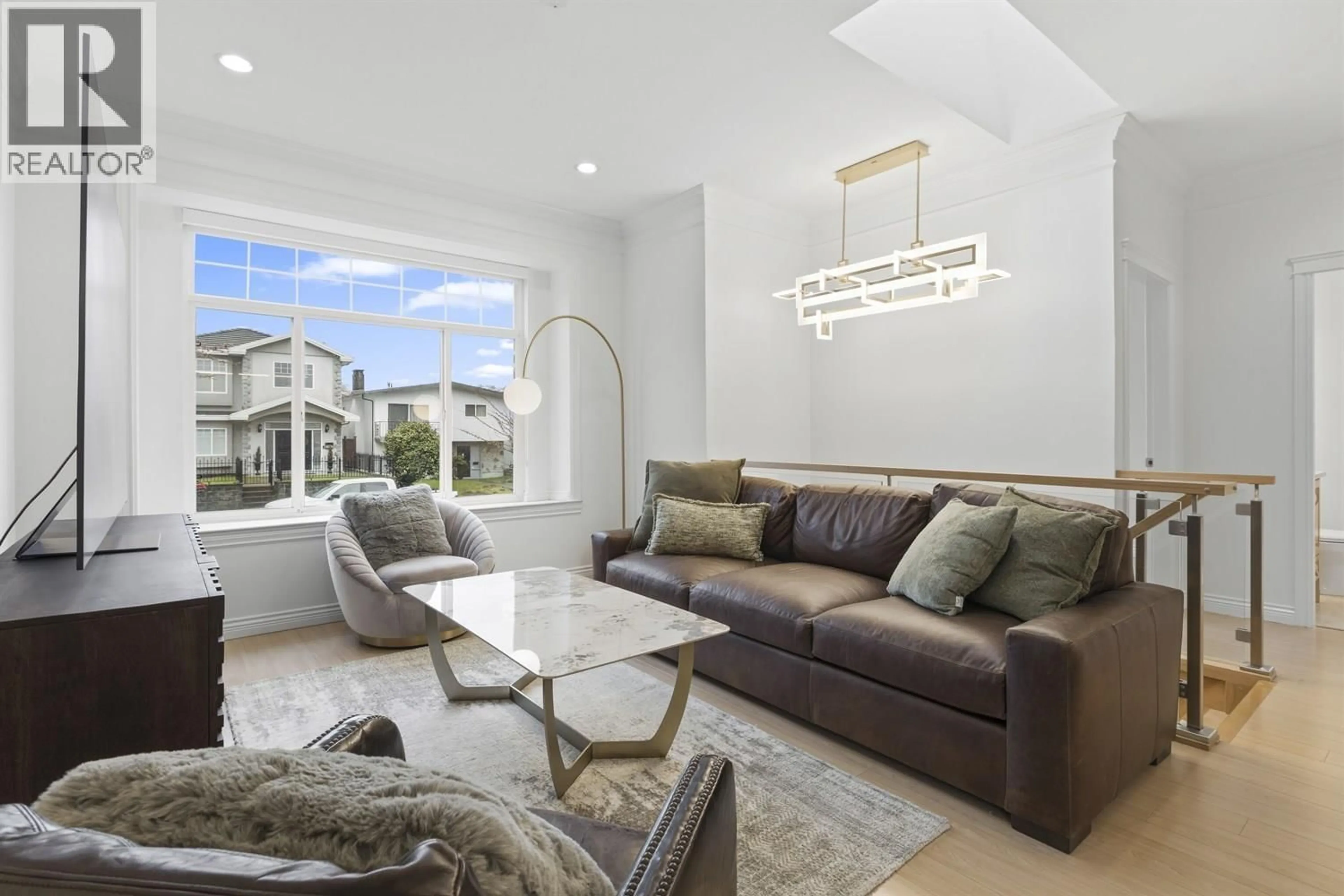 Living room with furniture, unknown for 4465 CAMBRIDGE STREET, Burnaby British Columbia V5C1H6