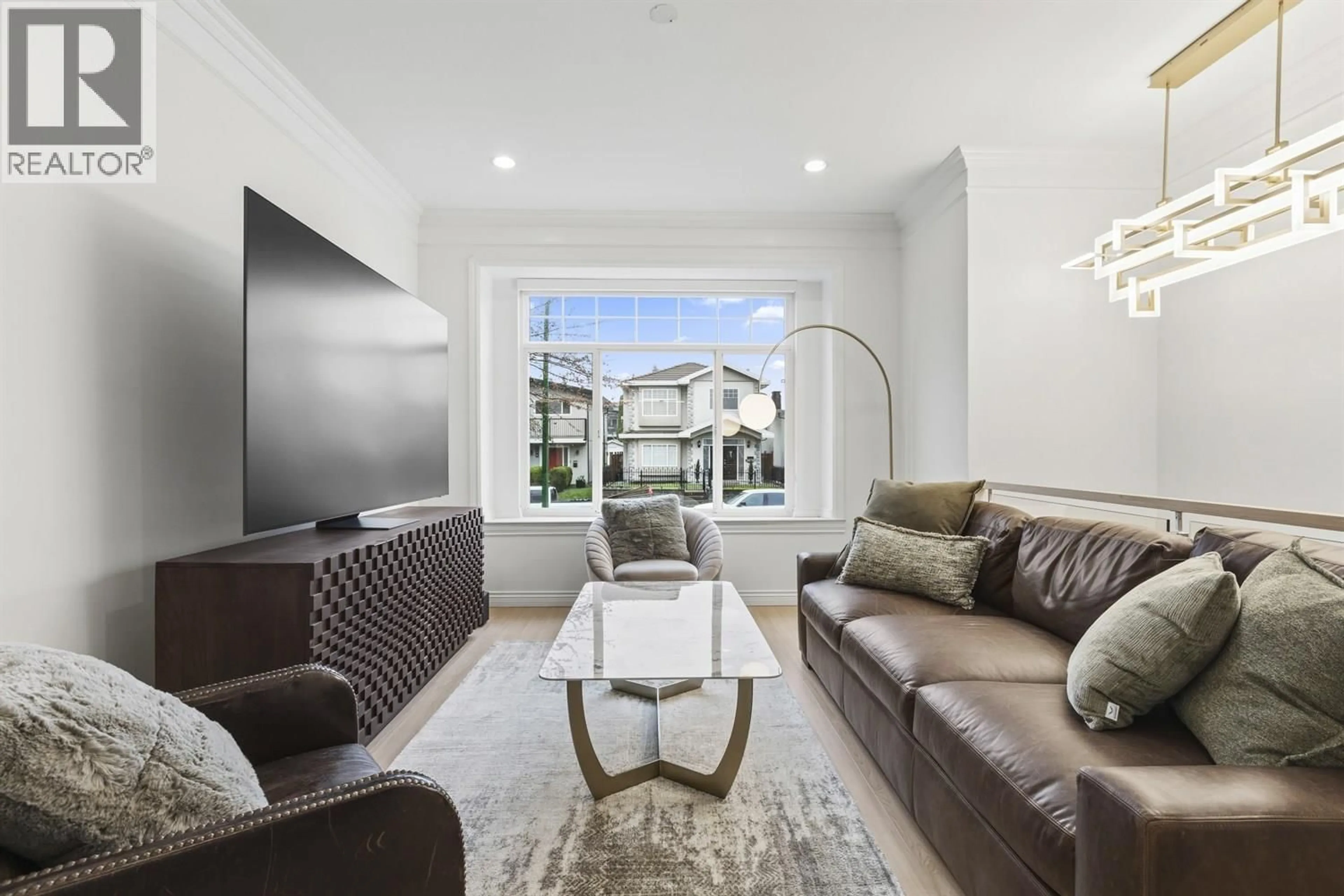 Living room with furniture, unknown for 4465 CAMBRIDGE STREET, Burnaby British Columbia V5C1H6