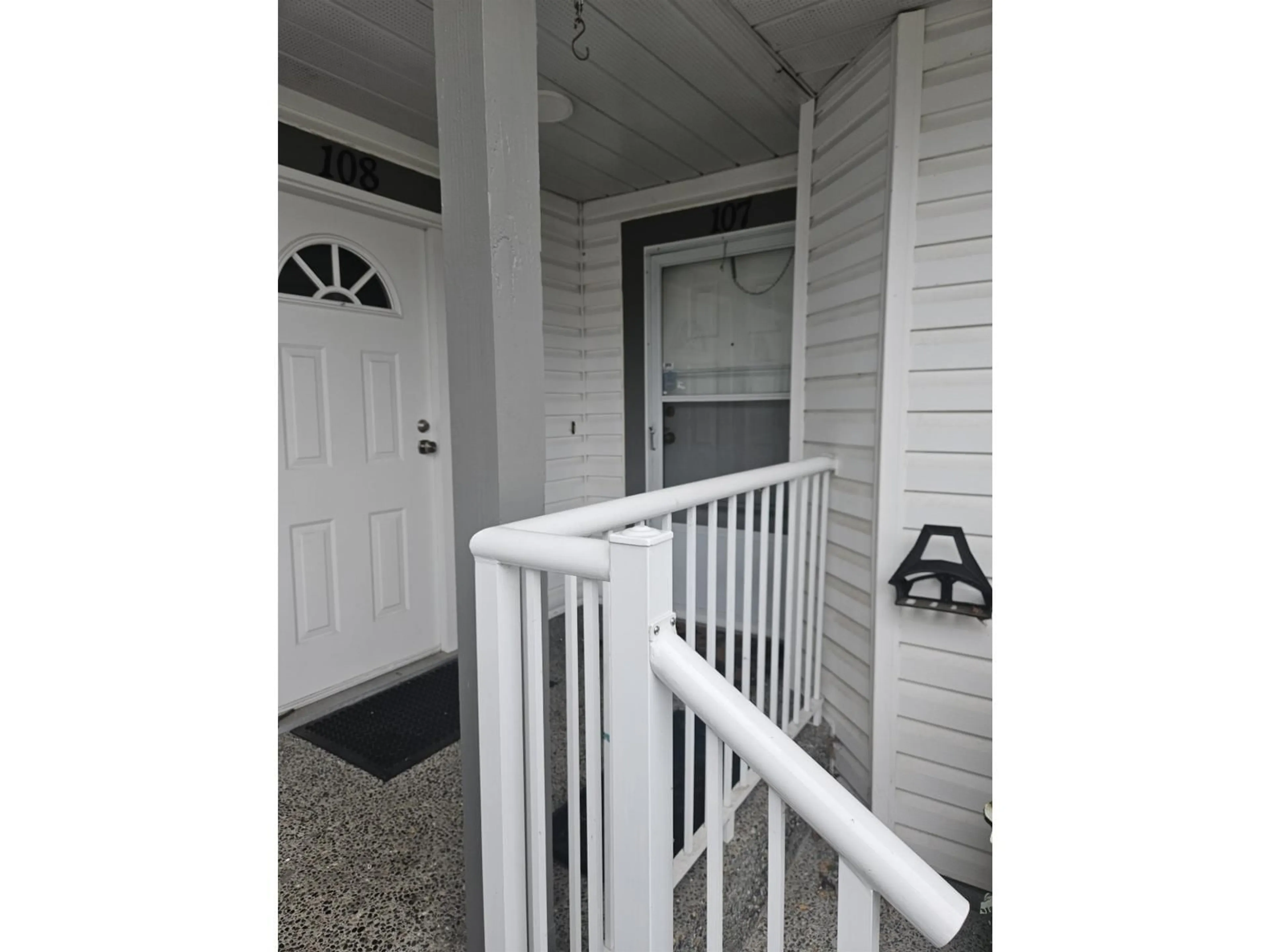 Indoor entryway for 107 - 21937 48 AVENUE, Langley British Columbia V3A8C3