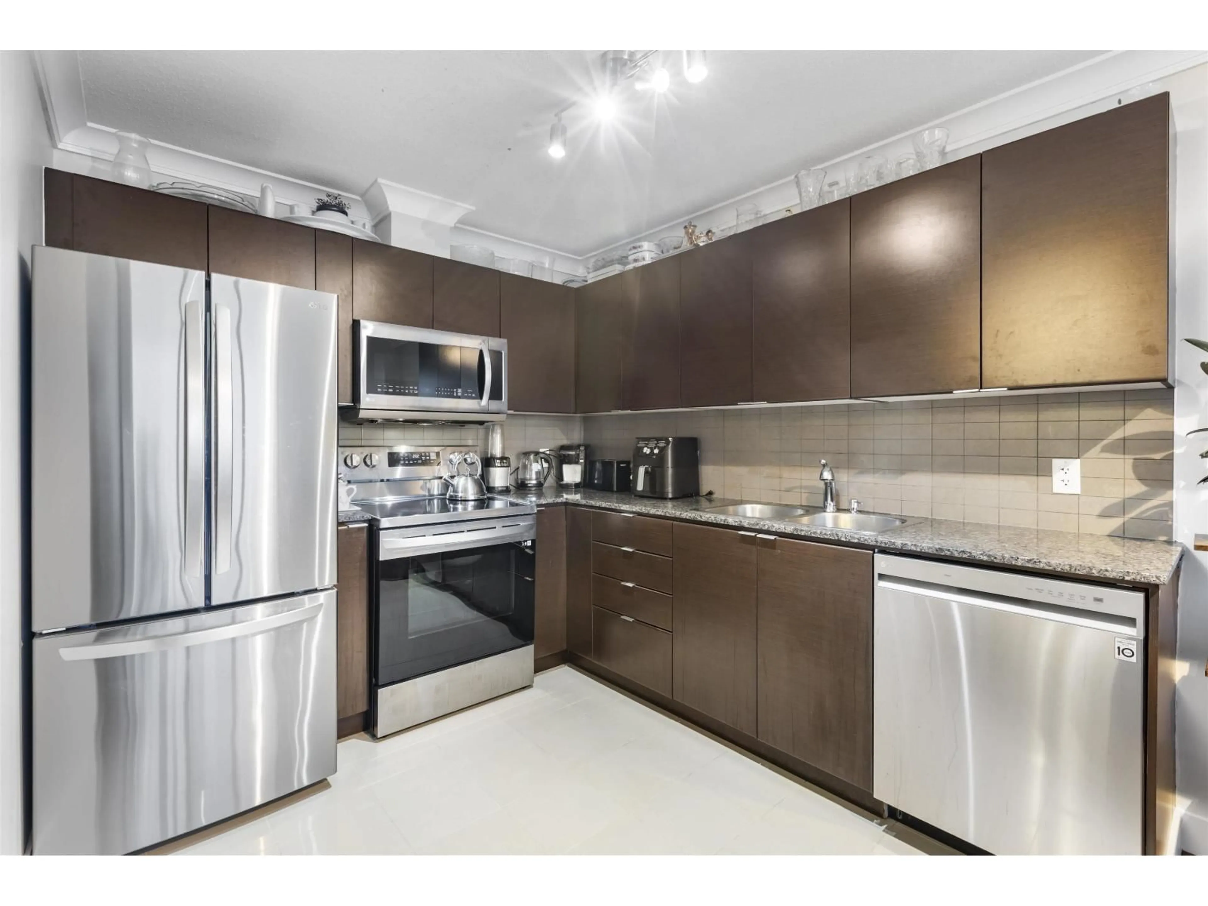 Standard kitchen, unknown for 3001 - 13618 100 AVENUE, Surrey British Columbia V3T0A8