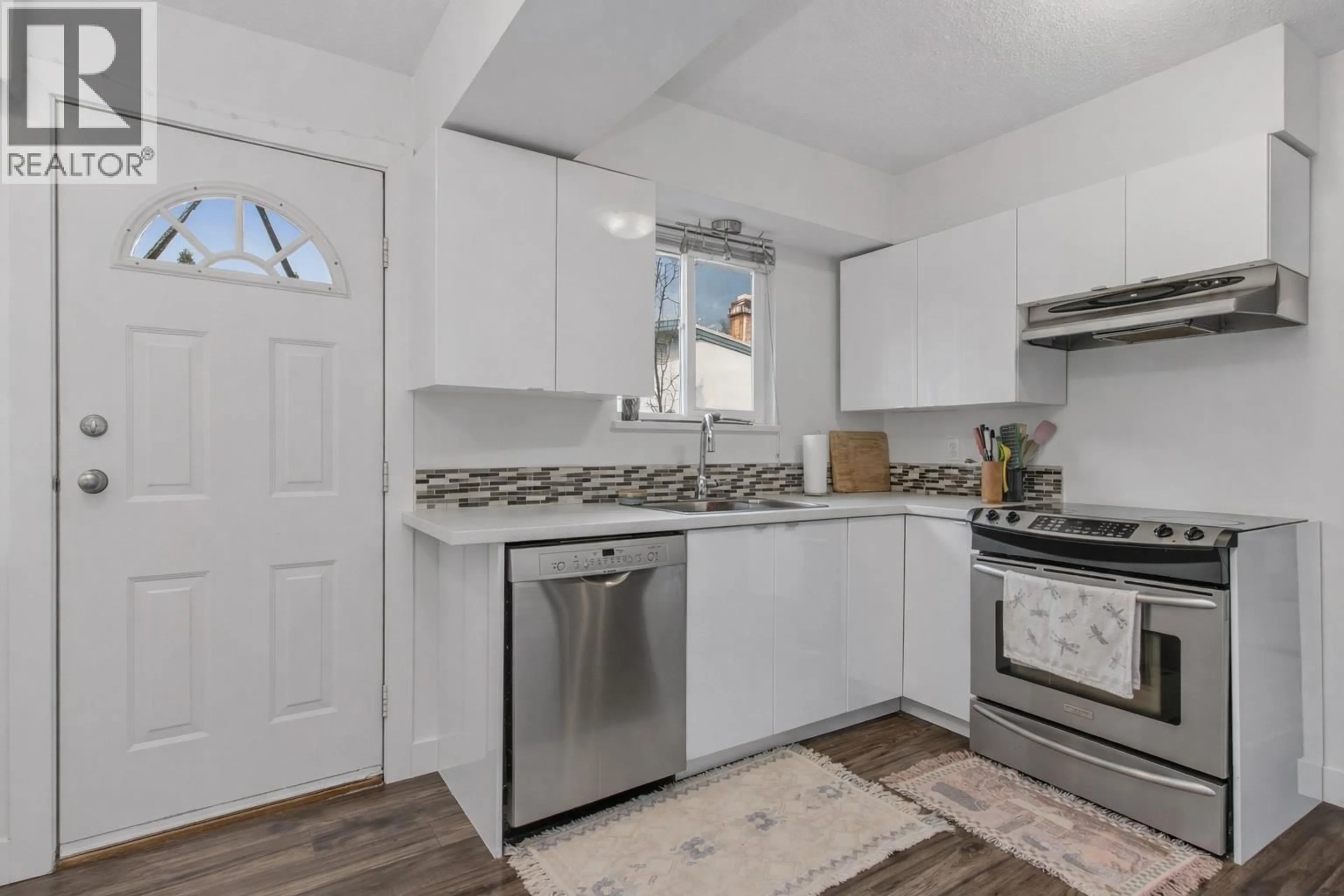Standard kitchen, ceramic/tile floor for 1990 MAPLE DRIVE, Squamish British Columbia V8B0A6