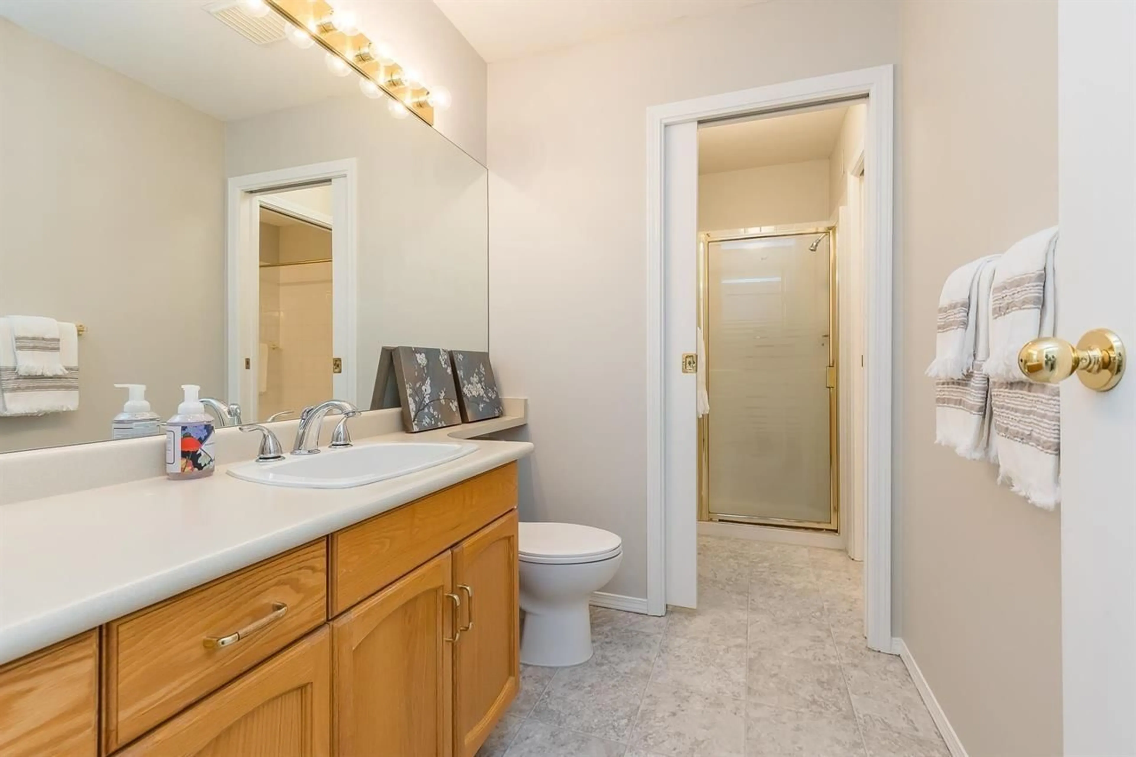 Standard bathroom, ceramic/tile floor for 23 - 2081 WINFIELD DRIVE, Abbotsford British Columbia V3G1C7