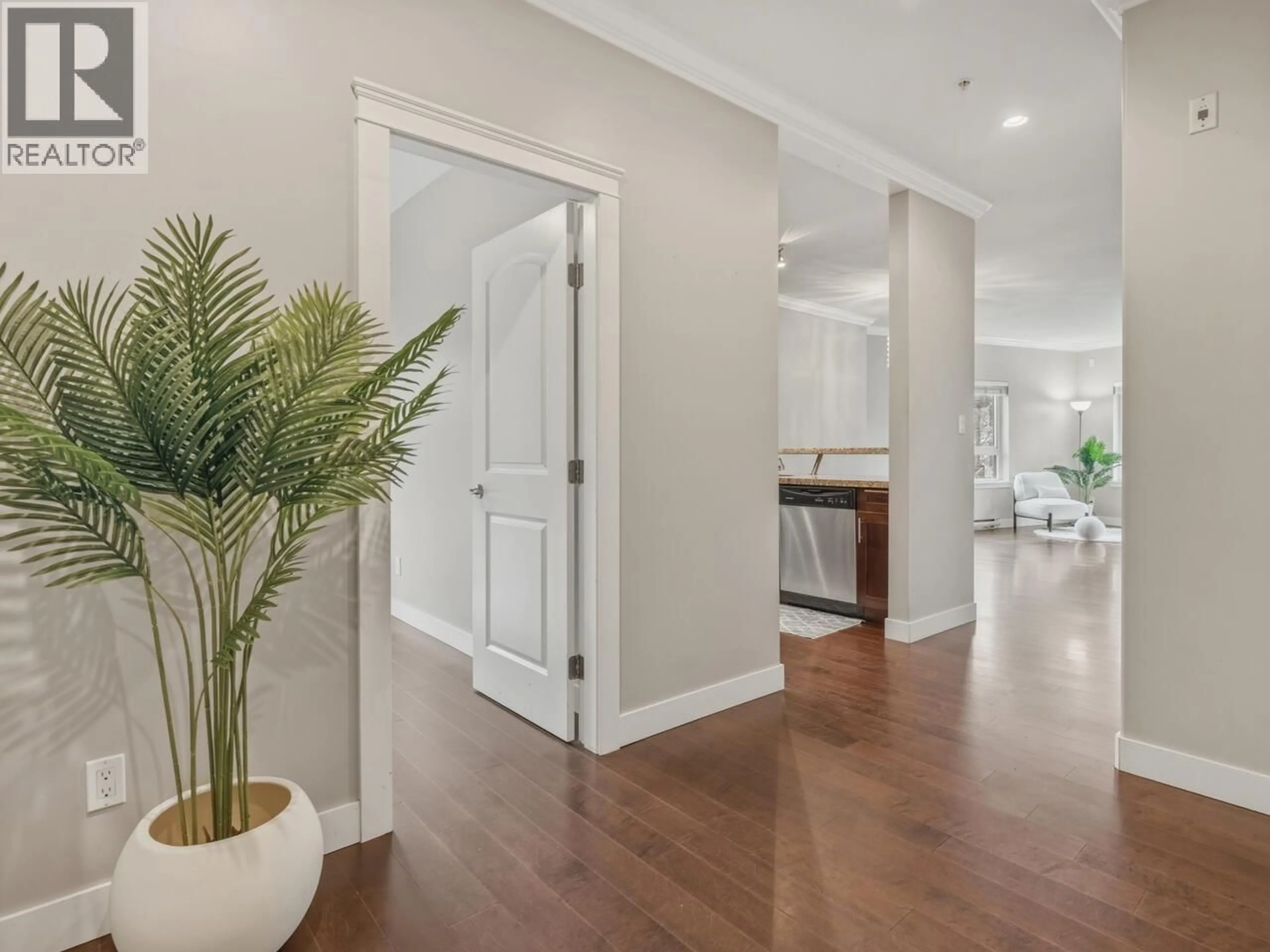 Indoor entryway for 201 - 2664 KINGSWAY AVENUE, Port Coquitlam British Columbia V3C1T8