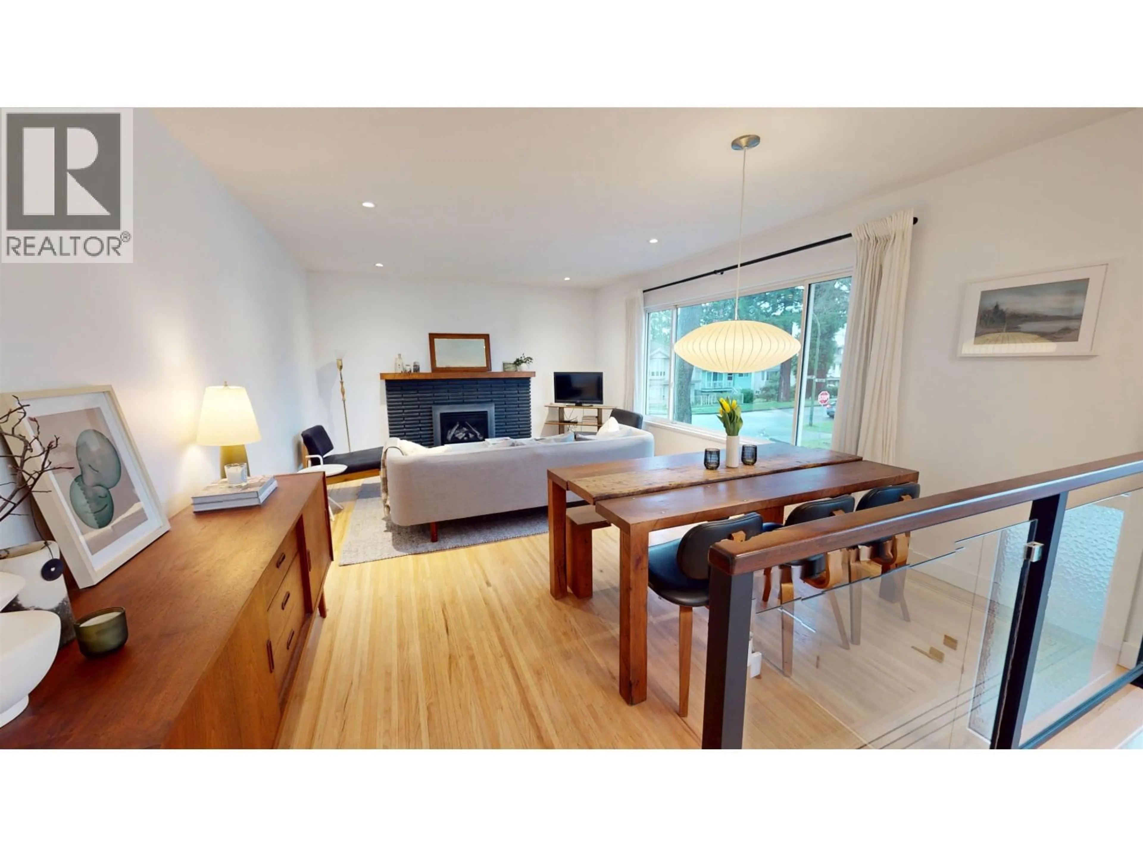 Living room with furniture, wood/laminate floor for 995 47TH AVENUE, Vancouver British Columbia V5W2B7