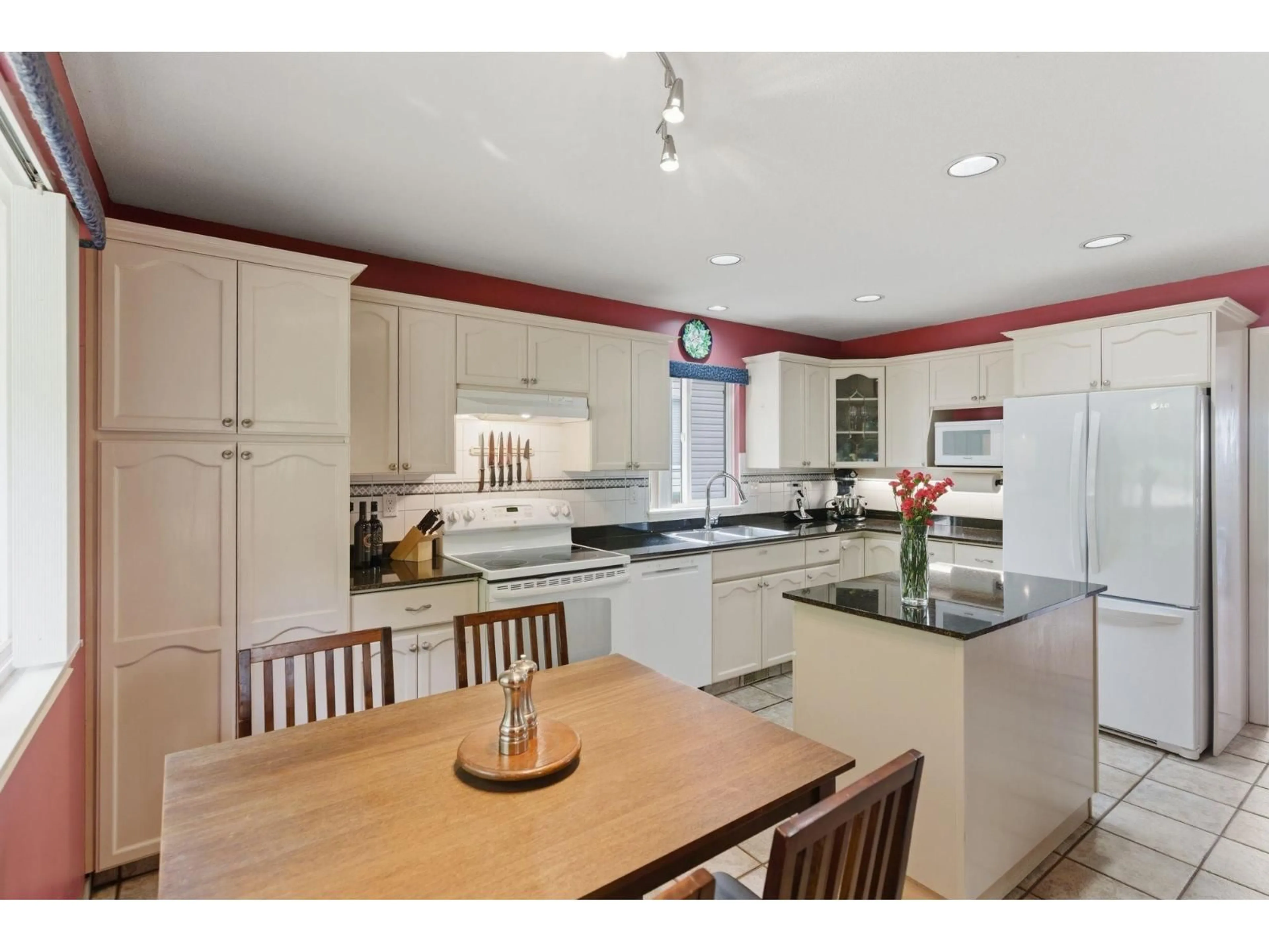 Open concept kitchen, unknown for 7935 TOPPER DRIVE, Mission British Columbia V2V6Z2