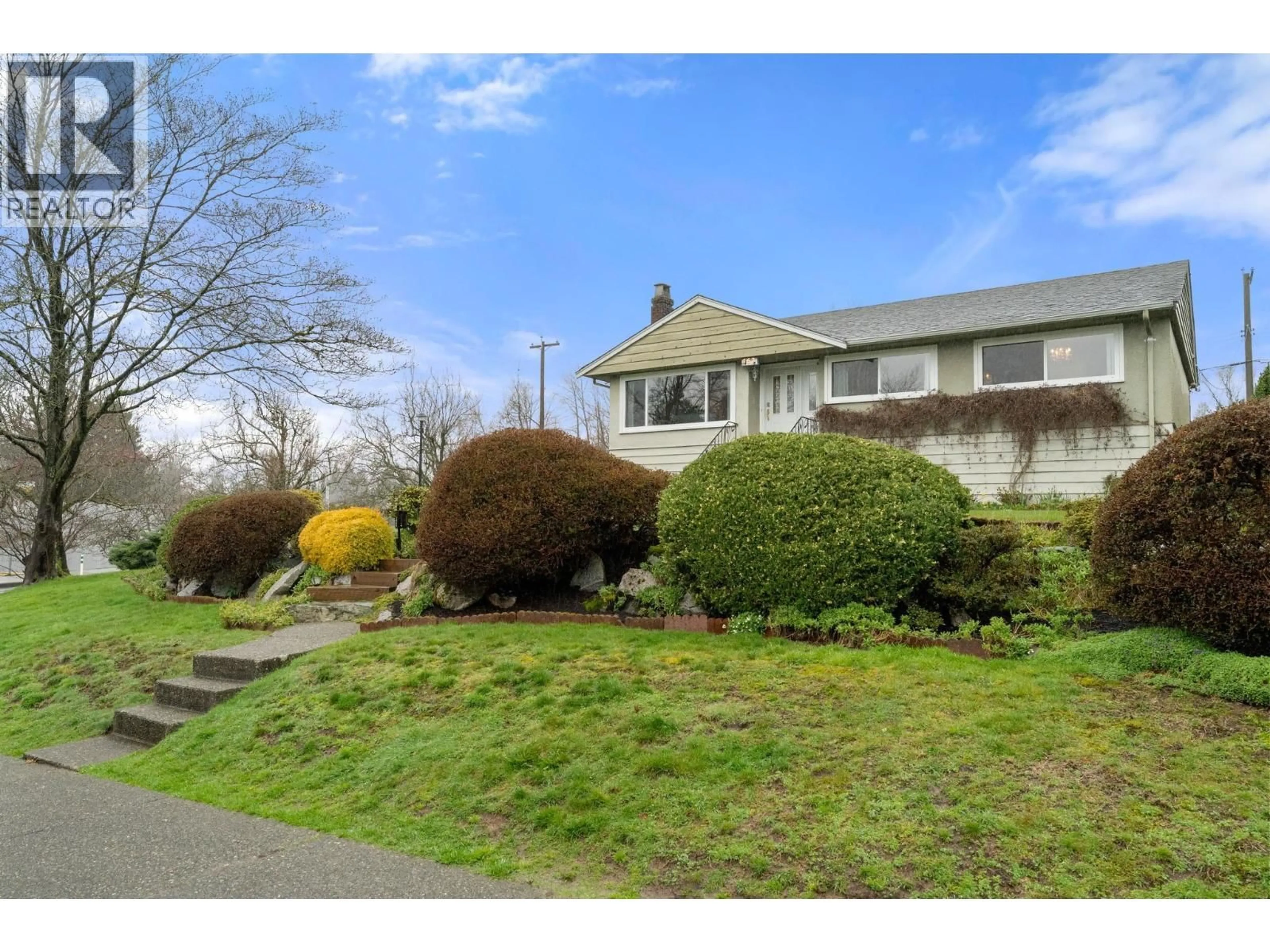 A pic from outside/outdoor area/front of a property/back of a property/a pic from drone, street for 462 26TH STREET, North Vancouver British Columbia V7N2G8