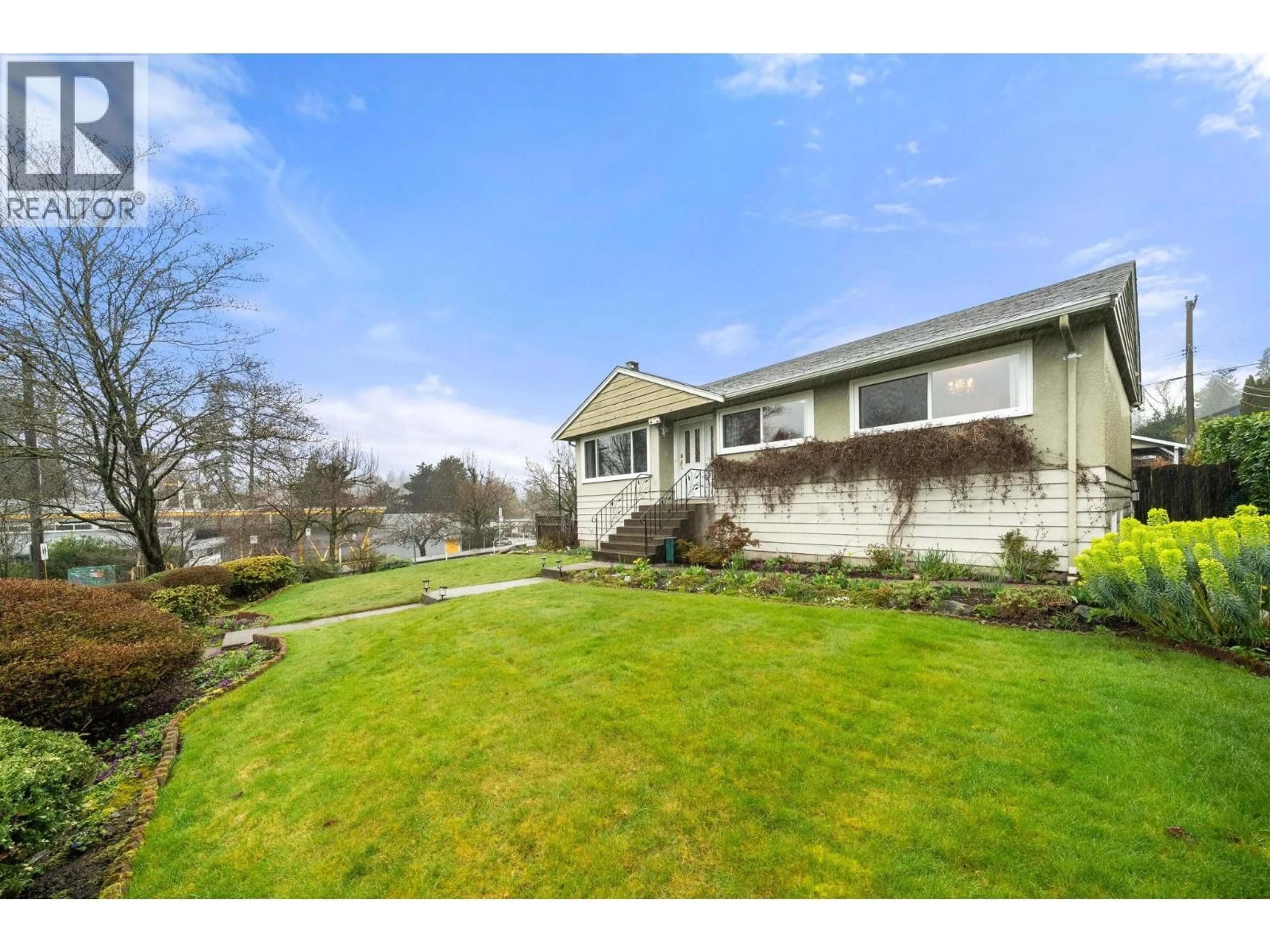 A pic from outside/outdoor area/front of a property/back of a property/a pic from drone, unknown for 462 26TH STREET, North Vancouver British Columbia V7N2G8