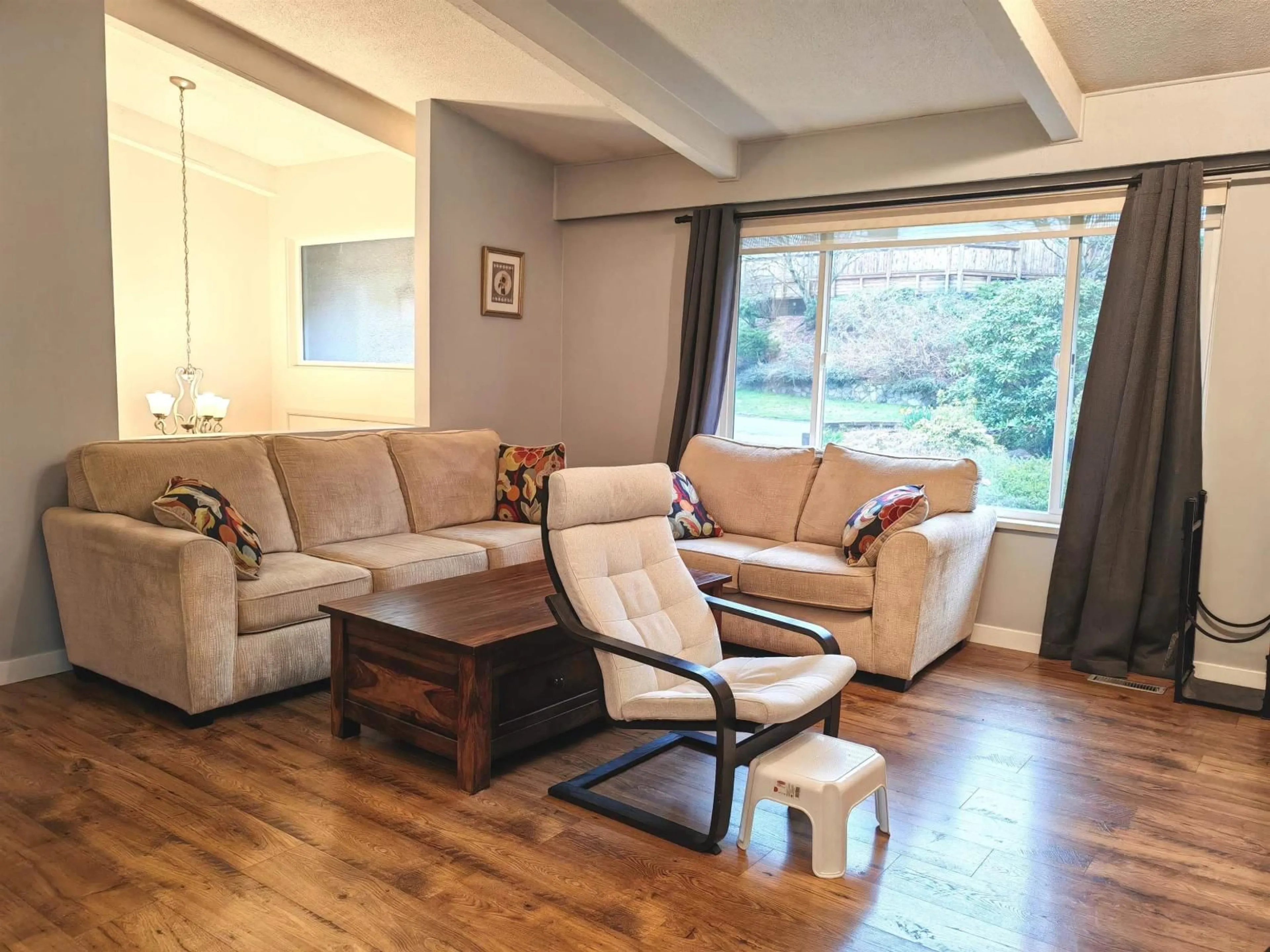 Living room with furniture, wood/laminate floor for 7801 WILTSHIRE BOULEVARD, Delta British Columbia V4C4B2