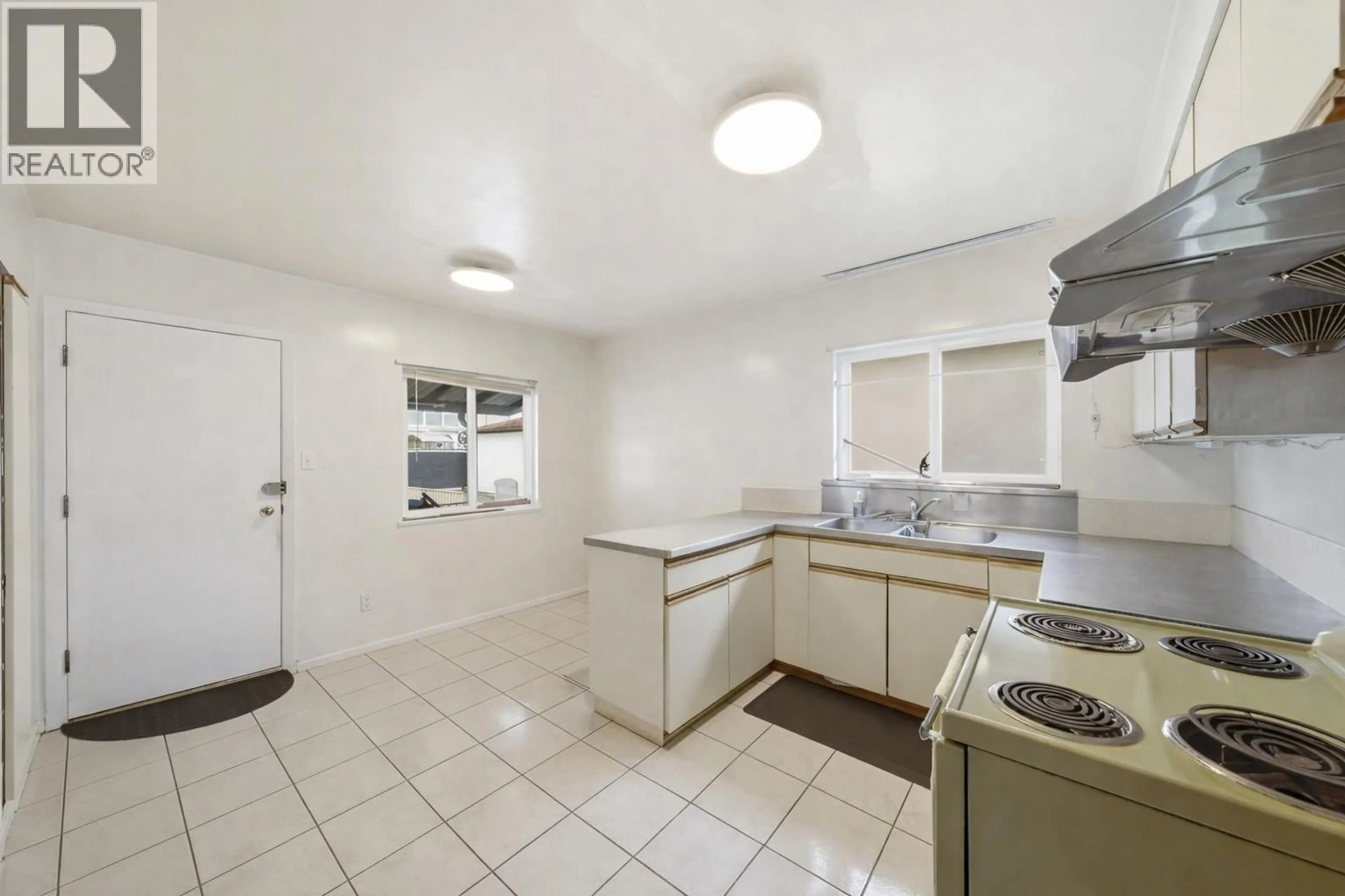 Standard kitchen, unknown for 5679 CLINTON STREET, Burnaby British Columbia V5J2M2