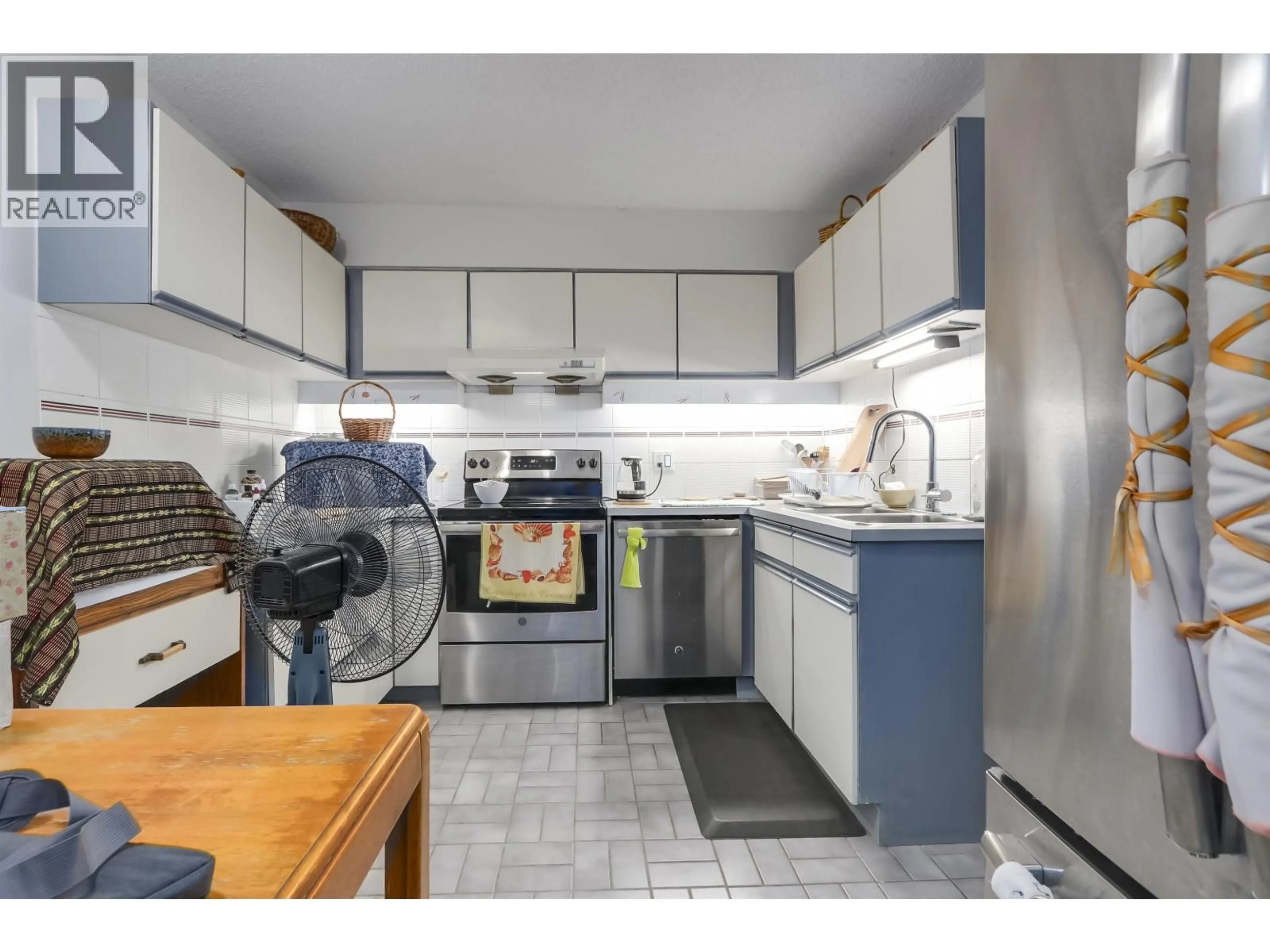 Standard kitchen, unknown for 402 - 2024 FULLERTON AVENUE, North Vancouver British Columbia V7P3G4