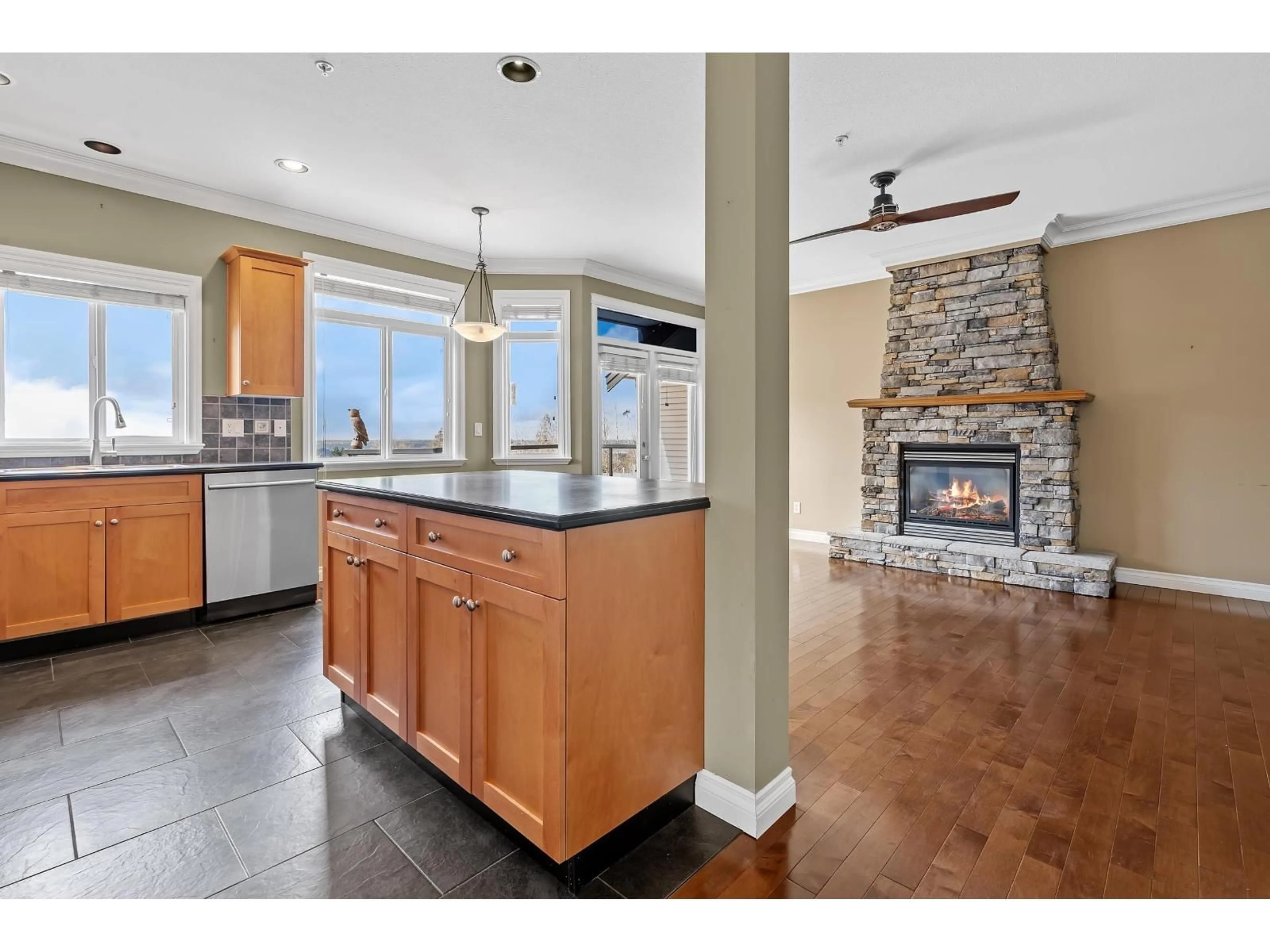 Open concept kitchen, ceramic/tile floor for 33 - 36260 MCKEE ROAD, Abbotsford British Columbia V3G0A9