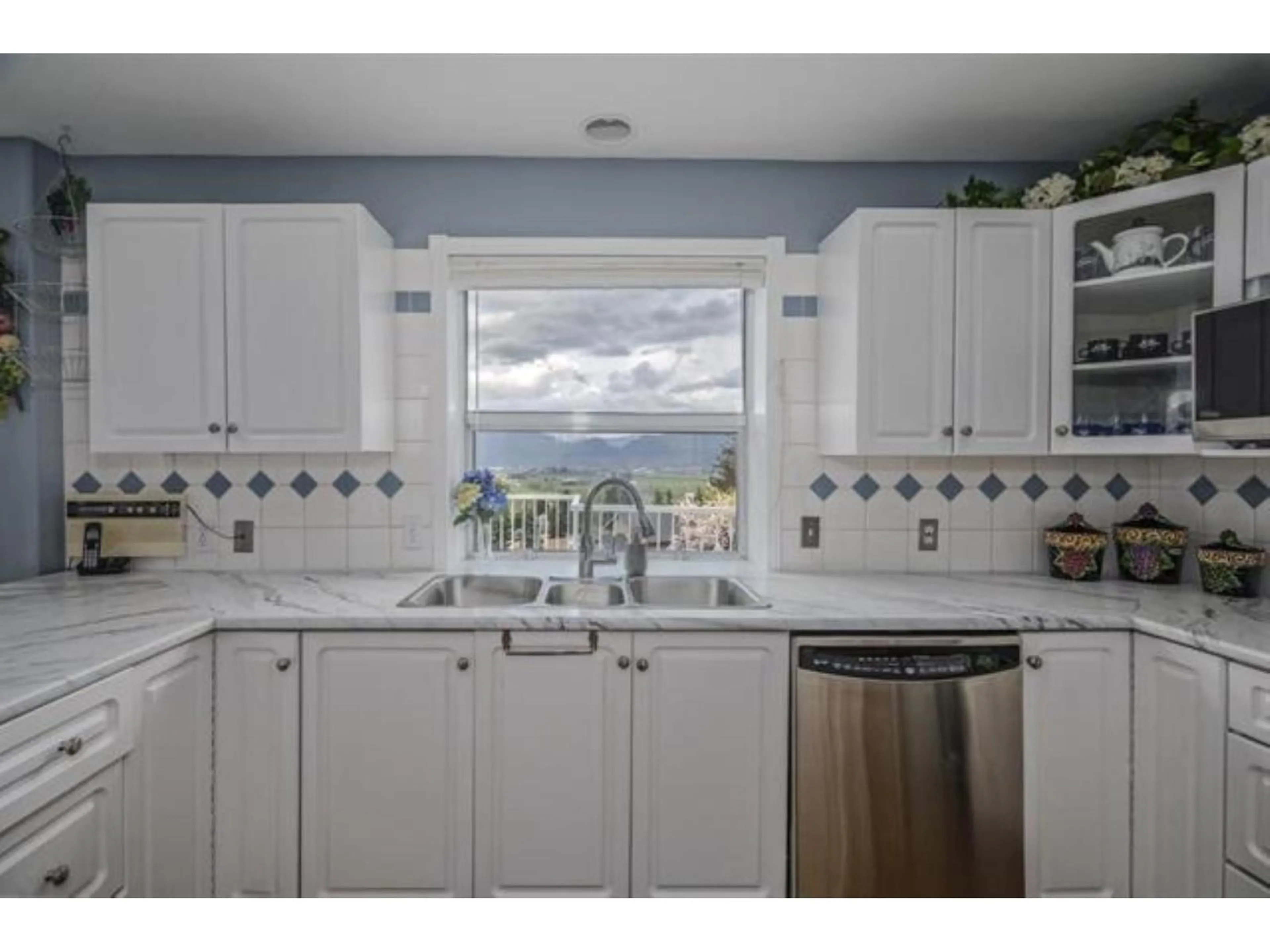 Standard kitchen, ceramic/tile floor for 2255 MOUNTAIN DRIVE, Abbotsford British Columbia V3G1E4