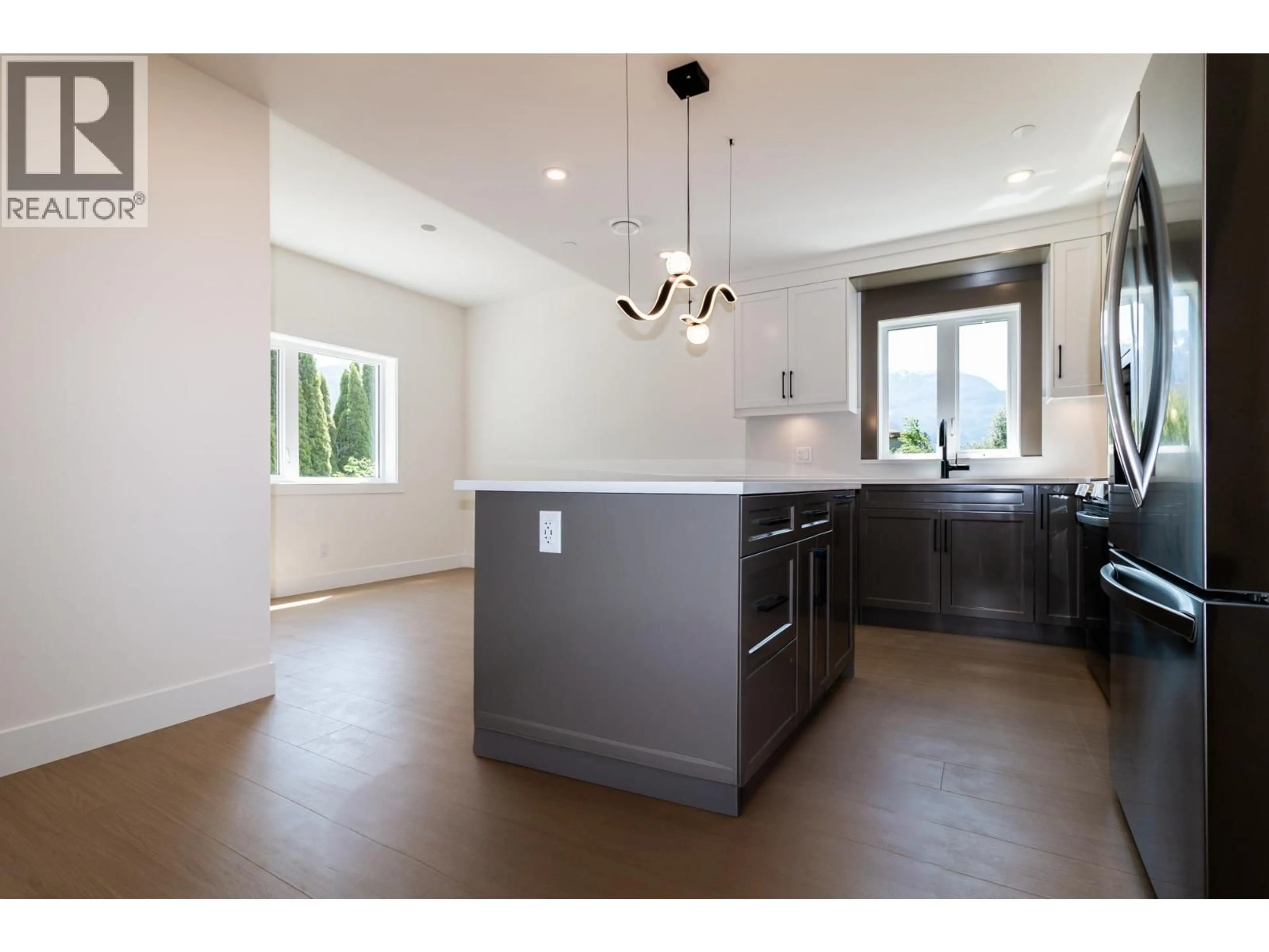 Open concept kitchen, unknown for 38891 GARIBALDI AVENUE, Squamish British Columbia V8B0E8