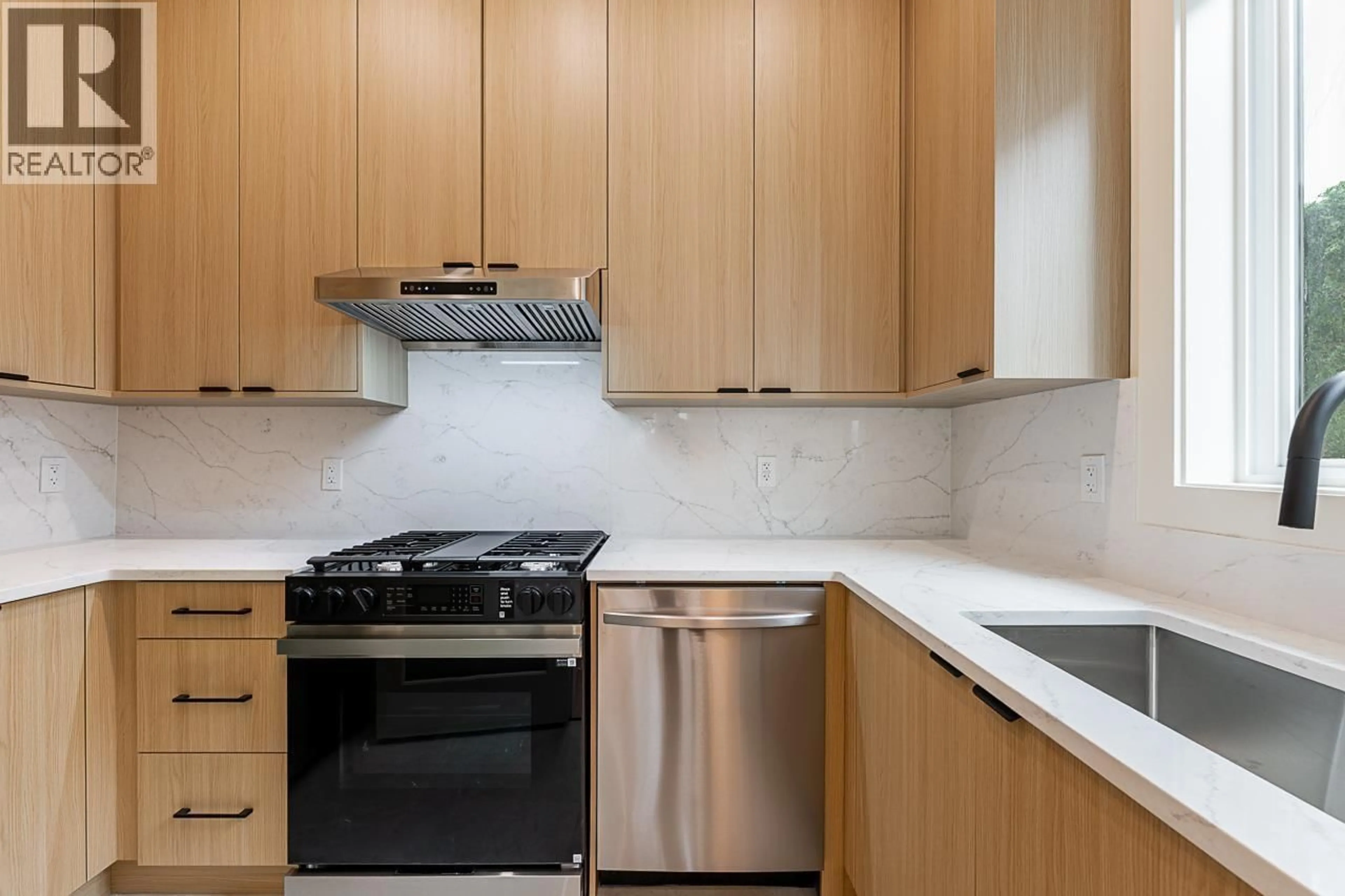 Standard kitchen, unknown for 2 - 6554 CHARLES STREET, Burnaby British Columbia V5B2H1