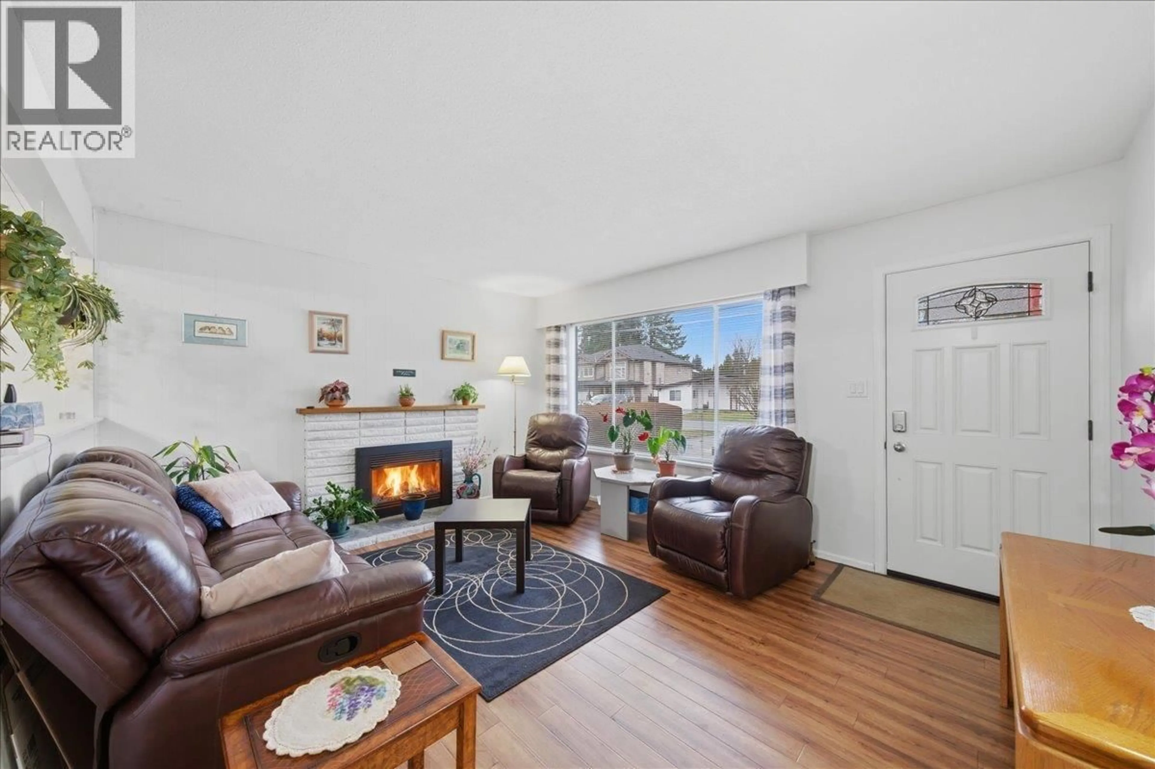 Living room with furniture, wood/laminate floor for 11735 STEEVES STREET, Maple Ridge British Columbia V2X4X7